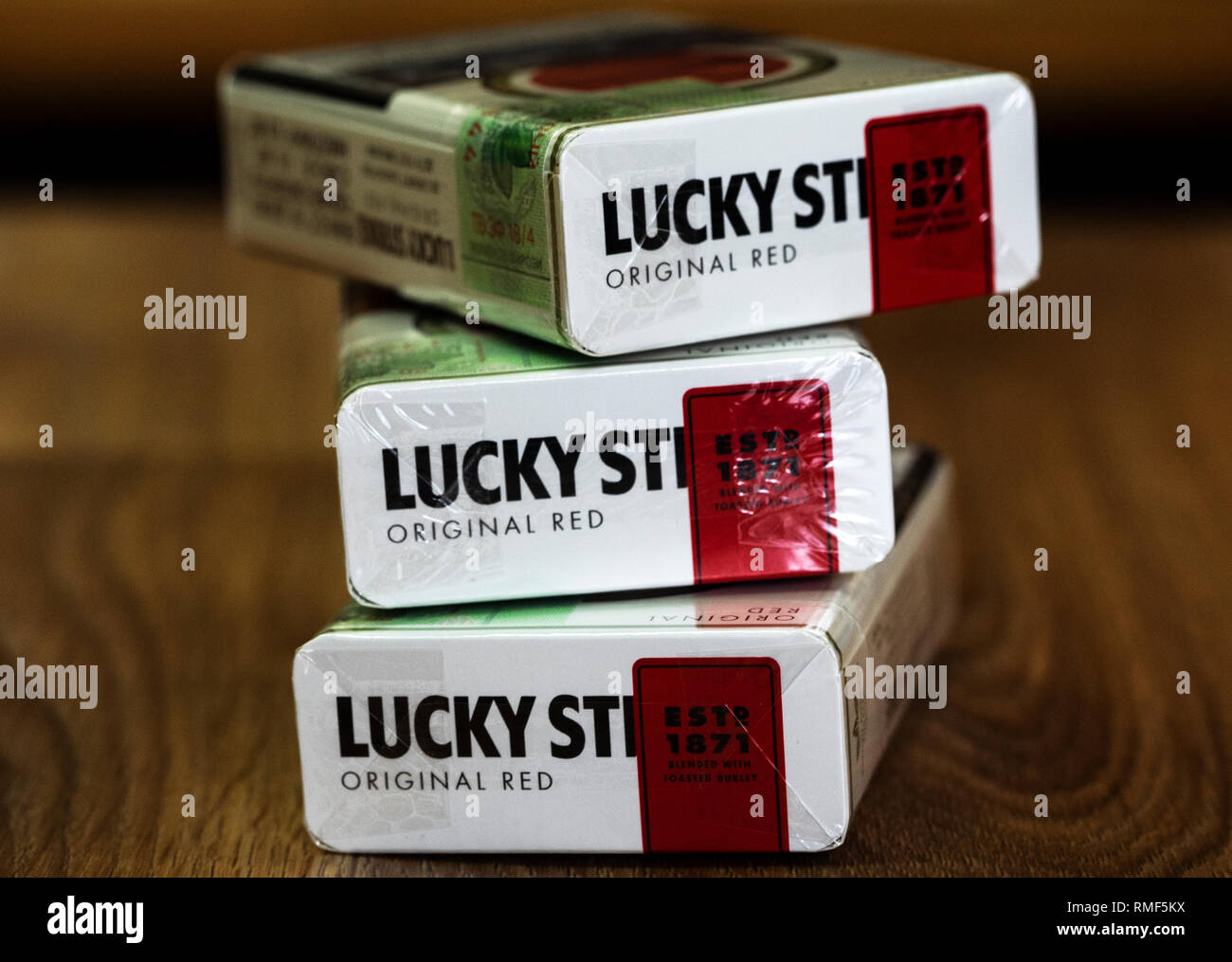 Un pack de British American Tobacco les cigarettes Lucky Strike vu dans un magasin de tabac. Banque D'Images Un pack de British American Tobacco les cigarettes Lucky Strike vu dans un magasin de tabac. Banque D'Images