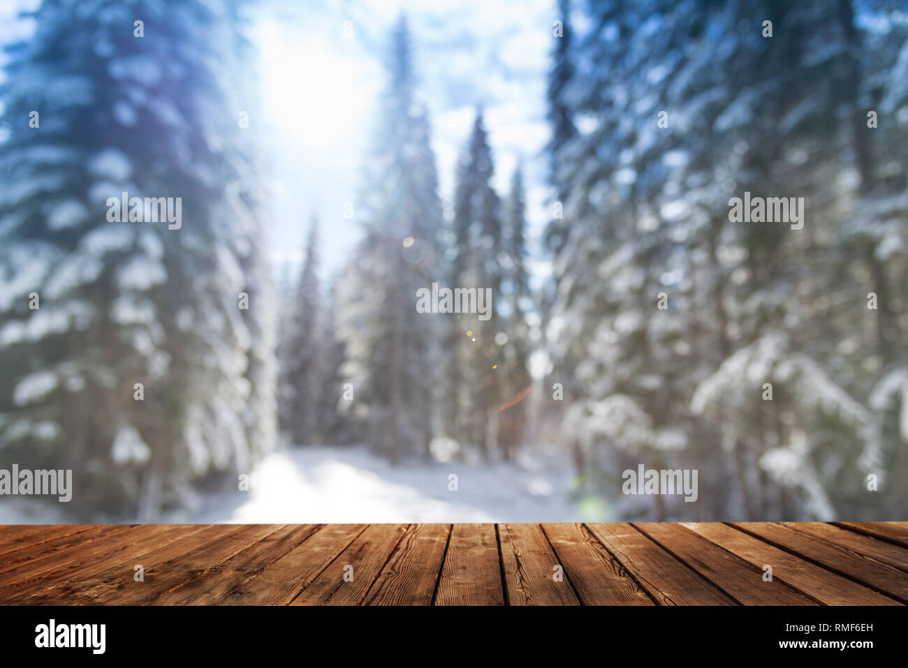 Table en bois et paysage de forêt d'hiver Banque D'Images