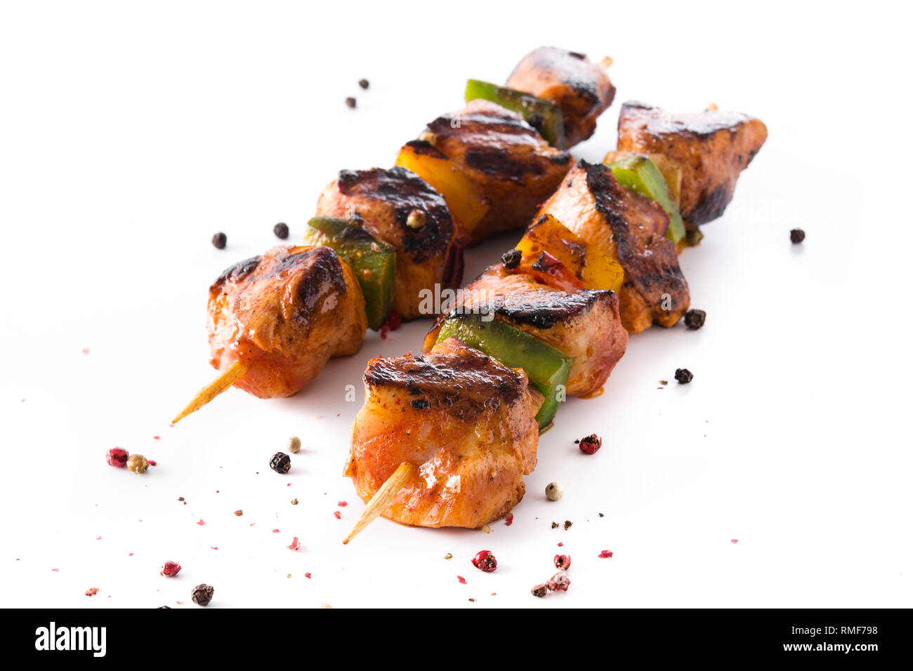 Shish kebab de poulet avec légumes isolé sur fond blanc. Close up Banque D'Images