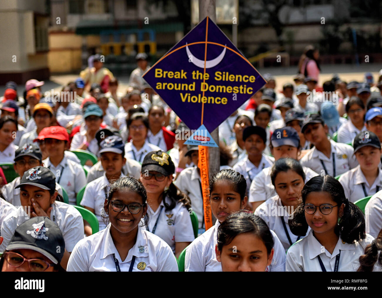 Kolkata, Bengale occidental, Inde. Feb 14, 2019. Les filles vu coin à côté d'une bannière de motivation durant le programme.Le Programme d'un milliard de personnes debout organisé pour créer l'unité, connaissance et résister contre la violence sociale surtout sur la femme dans le monde entier. Credit : Avishek Das/SOPA Images/ZUMA/Alamy Fil Live News Banque D'Images