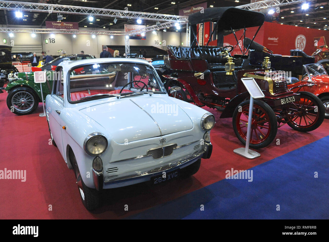 ExCel London, UK. 8Th Feb 2019. Un Chrysler Valiant Coupé à côté d'un modèle 1904 Crestmobile 4 places d'entrée arrière Tonneau sur l'affichage à la London Classic Car Show qui aura lieu à l'ExCel London, Royaume-Uni. Environ 700 des plus belles voitures classiques sont exposées à l'exposition allant de l'avant-guerre vintage tourers à un concept moderne de voitures. Le spectacle réunit dans autour de 37 000 visiteurs, allant de graves chefs d'essence des gens qui aiment les belles et les véhicules classiques. Crédit : Michael Preston/Alamy Live News Banque D'Images