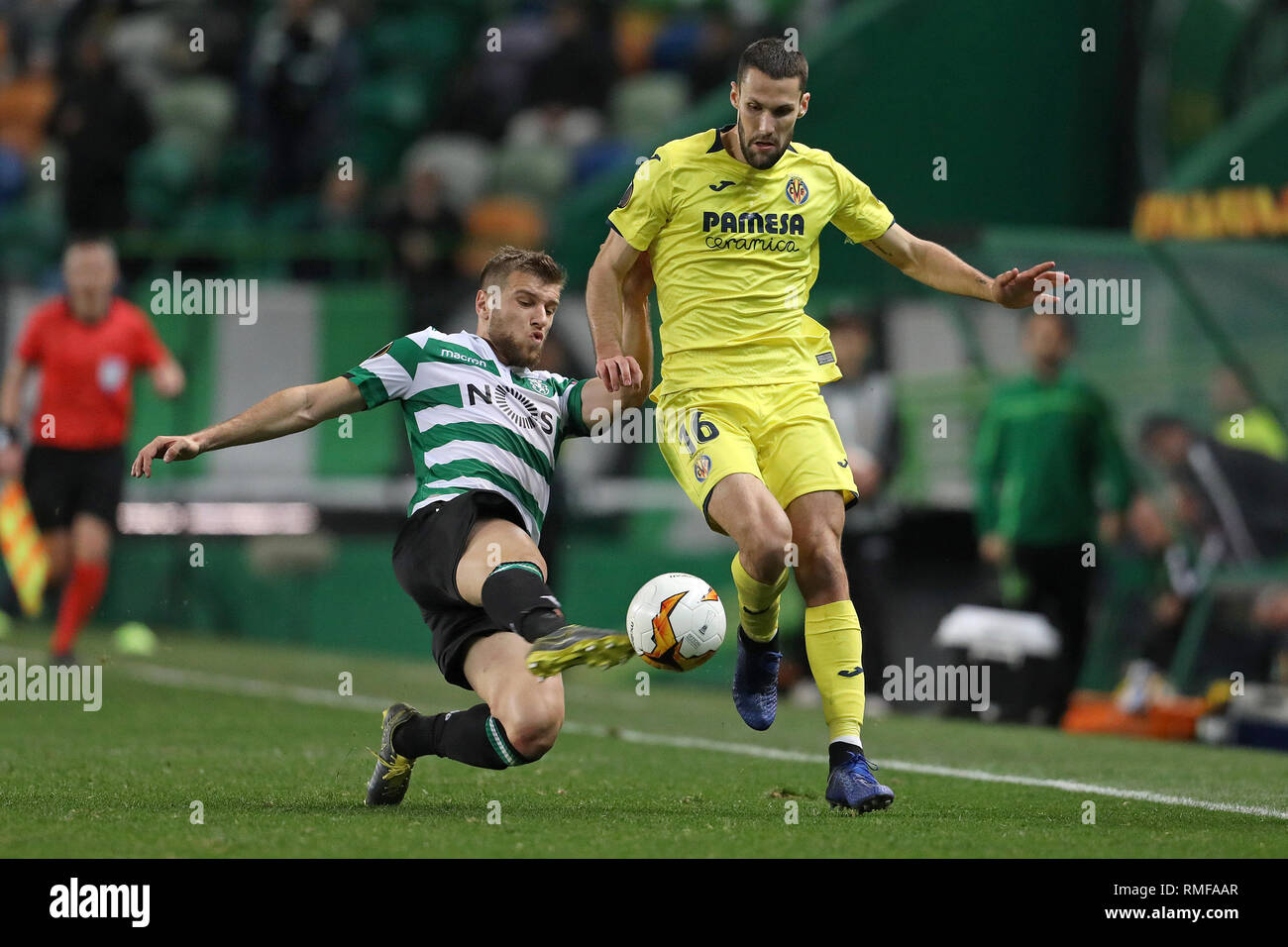 Stefan Ristovski de Sporting CP (L) rivalise pour le bal avec Alfonso  Pedraza de Villarreal CF (R) lors de l'Europa League 2018/2019 match  footballl entre Sporting CP vs Villarreal CF. (Score final :