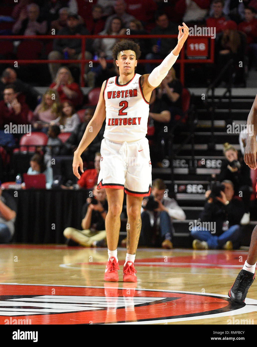 Bowling Green, Kentucky, USA. Février 14, 2019 ; Western Kentucky Hilltoppers guard Jared Savage (2) contient 3 doigts vers le haut après avoir battu un panier à trois points contre la Middle Tennessee Blue Raiders pendant un match de basket-ball collégial entre le Middle Tennessee Blue Raiders et l'ouest du Kentucky Hilltoppers de E. A. Diddle Arena à Bowling Green, KY. (Obligatoire Crédit Photo : Steve Roberts/Cal Sport Media) Credit : Cal Sport Media/Alamy Live News Banque D'Images
