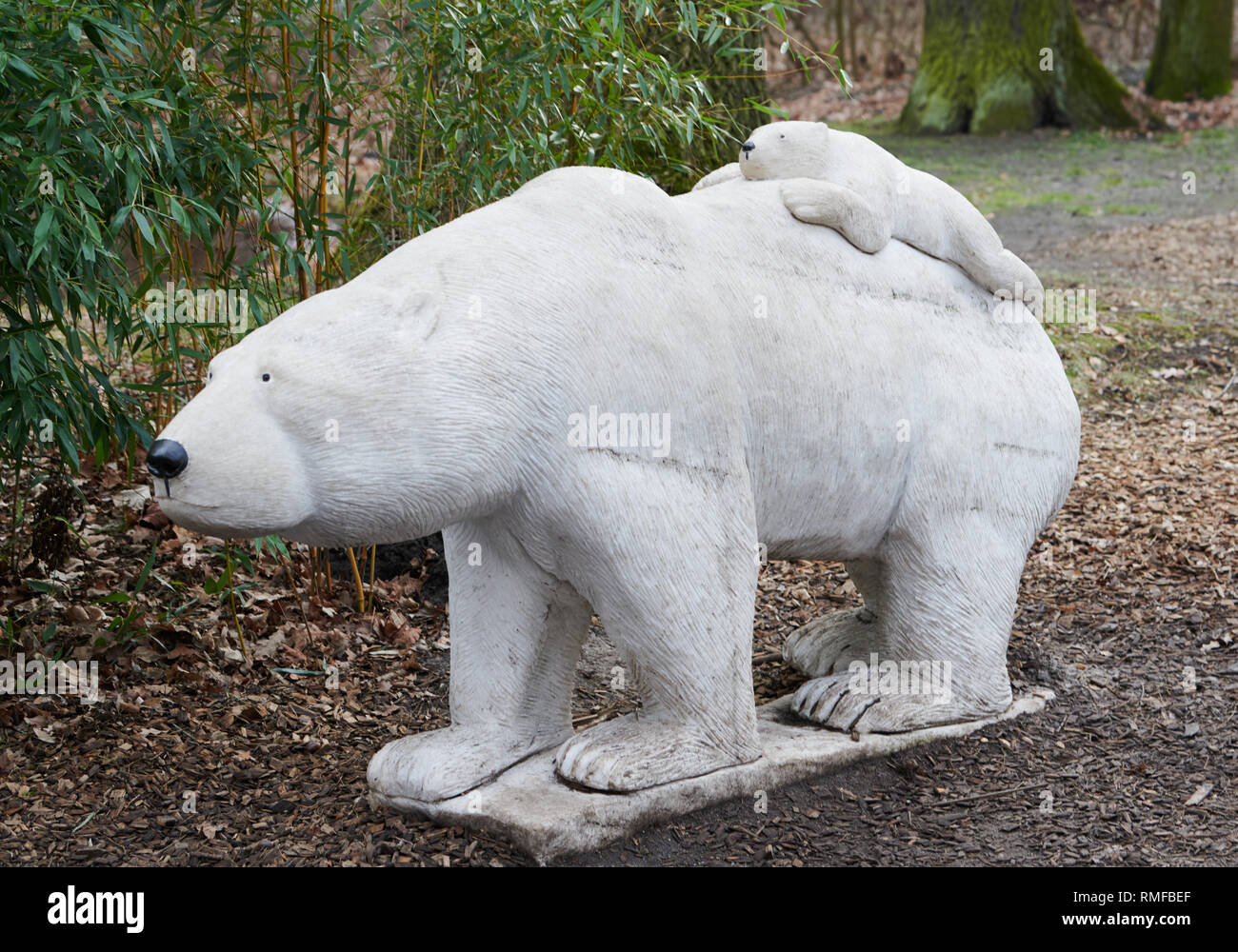 Berlin Allemagne Feb 14 19 Un Ours Polaire Figure Avec Un Bebe Ours Polaire Se Trouve Dans Le Zoo C Est La Facon Dont Vous Pouvez Imaginer L Ours Polaire Tonja Mere Avec Son