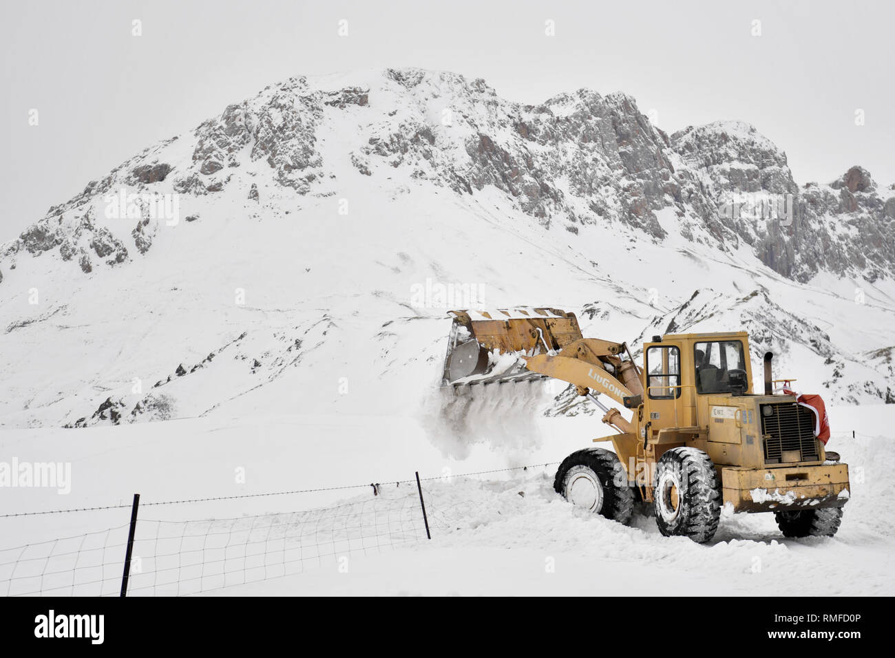 Yushu, dans la province de Qinghai en Chine. Feb 14, 2019. Un bulldozer nettoie la neige en Zhaqing Zaduo ville du comté de la préfecture autonome tibétaine de Yushu, dans la province de Qinghai en Chine, le 14 février 2019. Après des jours de tempêtes de neige, les routes dans de nombreux domaines de la préfecture autonome tibétaine de Yushu sont couverts sous la neige jusqu'à 45 centimètres. L'autorité locale d'Zaduo a envoyé 37 grandes machines pour le blizzard les zones les plus touchées pour effacer les routes couvertes de neige. Credit : Zhang Long/Xinhua/Alamy Live News Banque D'Images