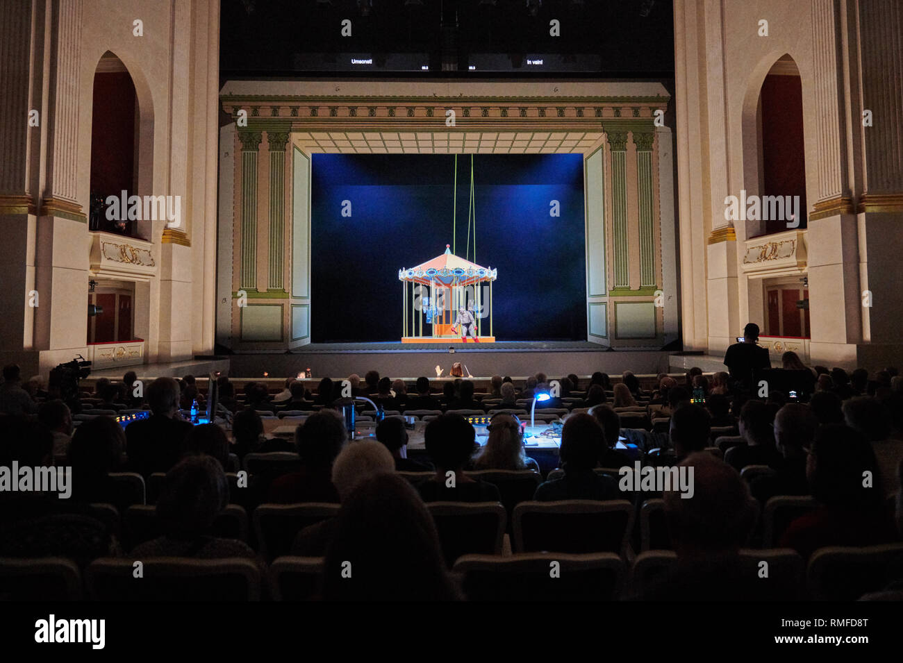 Berlin, Allemagne. Feb 15, 2019. Les spectateurs assis dans les rangées au Staatsoper de Berlin. La scène montre un manège dans la nouvelle édition de Zauberflöte. Credit : Annette Riedl/dpa/Alamy Live News Banque D'Images