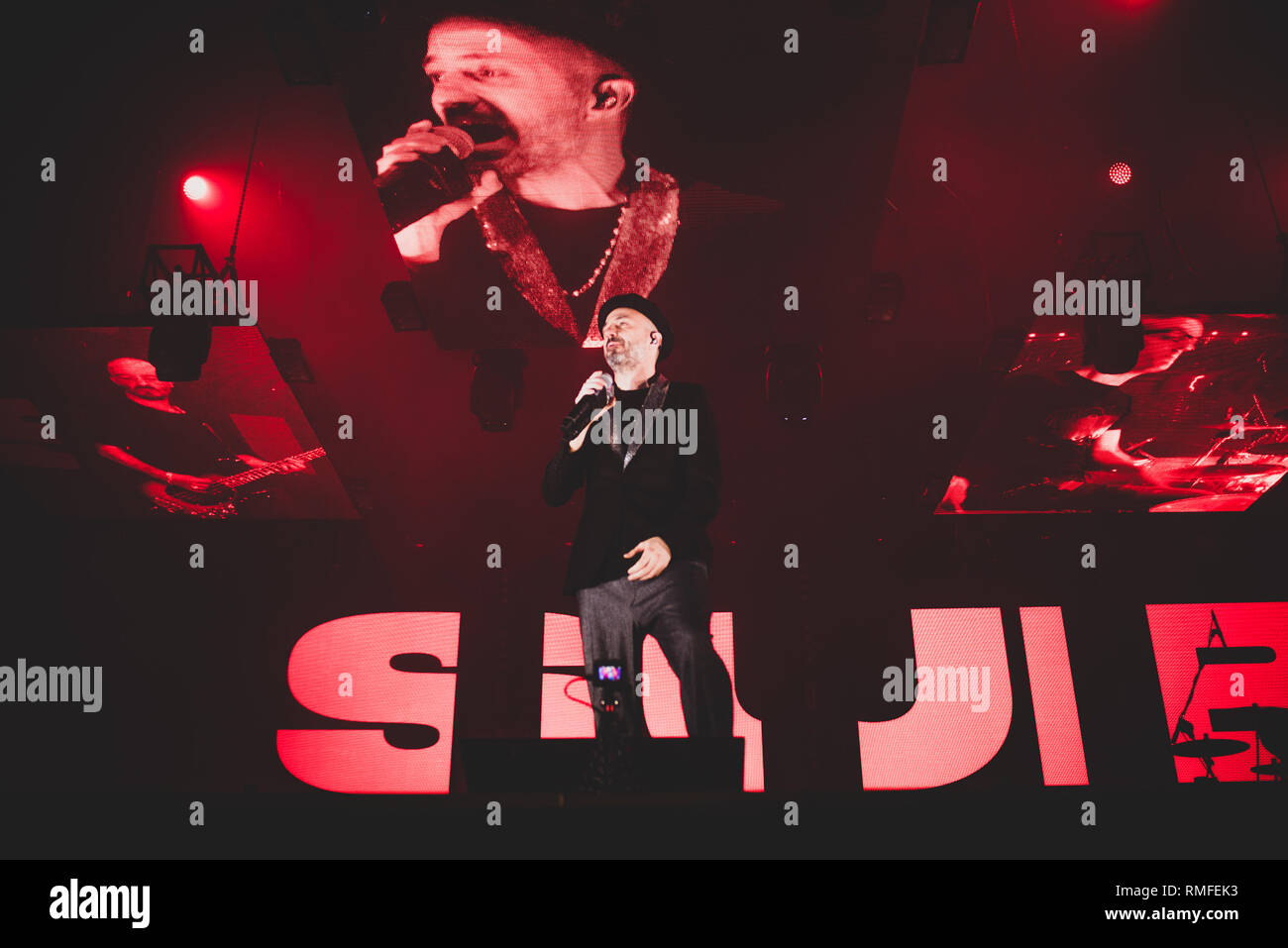 Turin, Italie. 8Th Feb 2019. Samuel Romano, chanteur et compositeur du groupe de rock italien Subsonica, spectacle sur scène à Turin, à la Pala Millares, pour la '8' tour 2019. Credit : Alessandro Bosio/Alamy Live News Banque D'Images