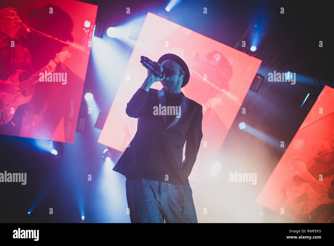 Turin, Italie. 8Th Feb 2019. Samuel Romano, chanteur et compositeur du groupe de rock italien Subsonica, spectacle sur scène à Turin, à la Pala Millares, pour la '8' tour 2019. Credit : Alessandro Bosio/Alamy Live News Banque D'Images