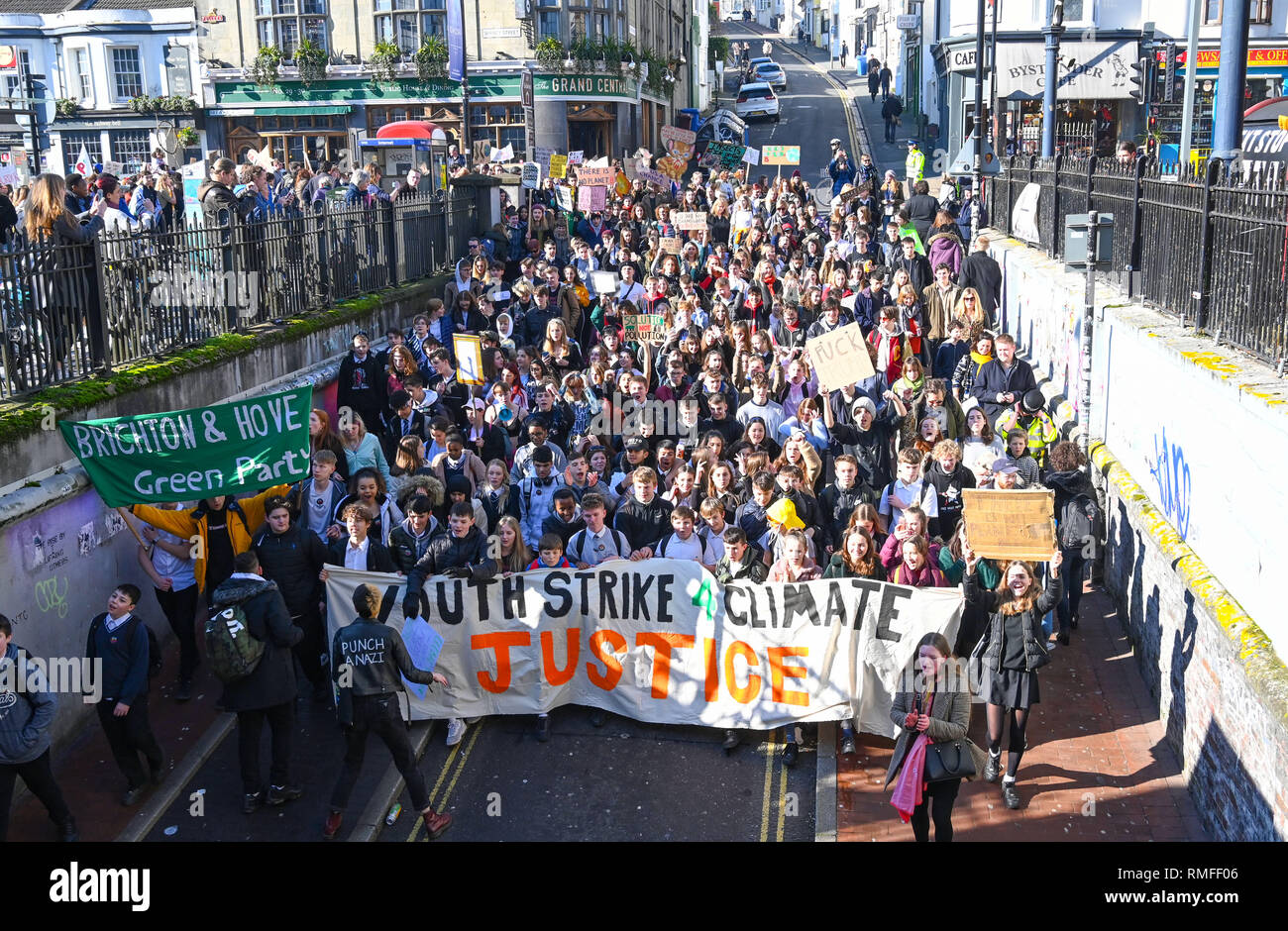 Brighton, UK. Feb 15, 2019. Des milliers d'étudiants et écoliers à Brighton prendre part à la grève de protestation des jeunes 4 Climat d'aujourd'hui dans le cadre d'une journée d'action nationale coordonnée. Des milliers d'étudiants sont prêts à partir en grève, vendredi à 11h dans le cadre d'une action globale de la jeunesse sur le changement climatique et les grèves ont lieu dans plus de 30 villes à travers le pays Crédit : Simon Dack/Alamy Live News Banque D'Images