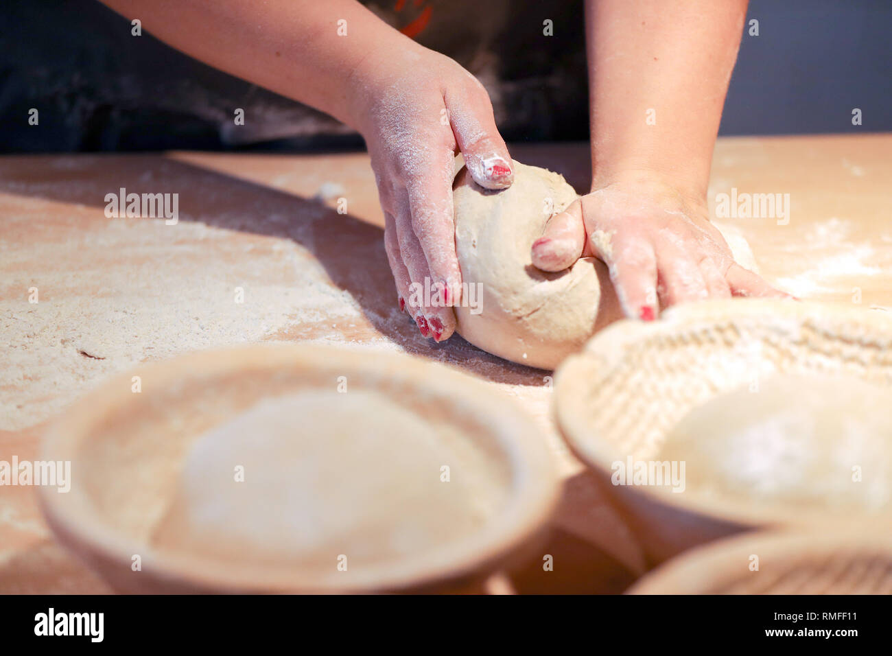 Leipzig, Allemagne. Le 08 février, 2019. Formes d'un boulanger le pain avec ses mains dans une boulangerie de Leipzig. Crédit : Jan Woitas/dpa-Zentralbild/ZB/dpa/Alamy Live News Banque D'Images