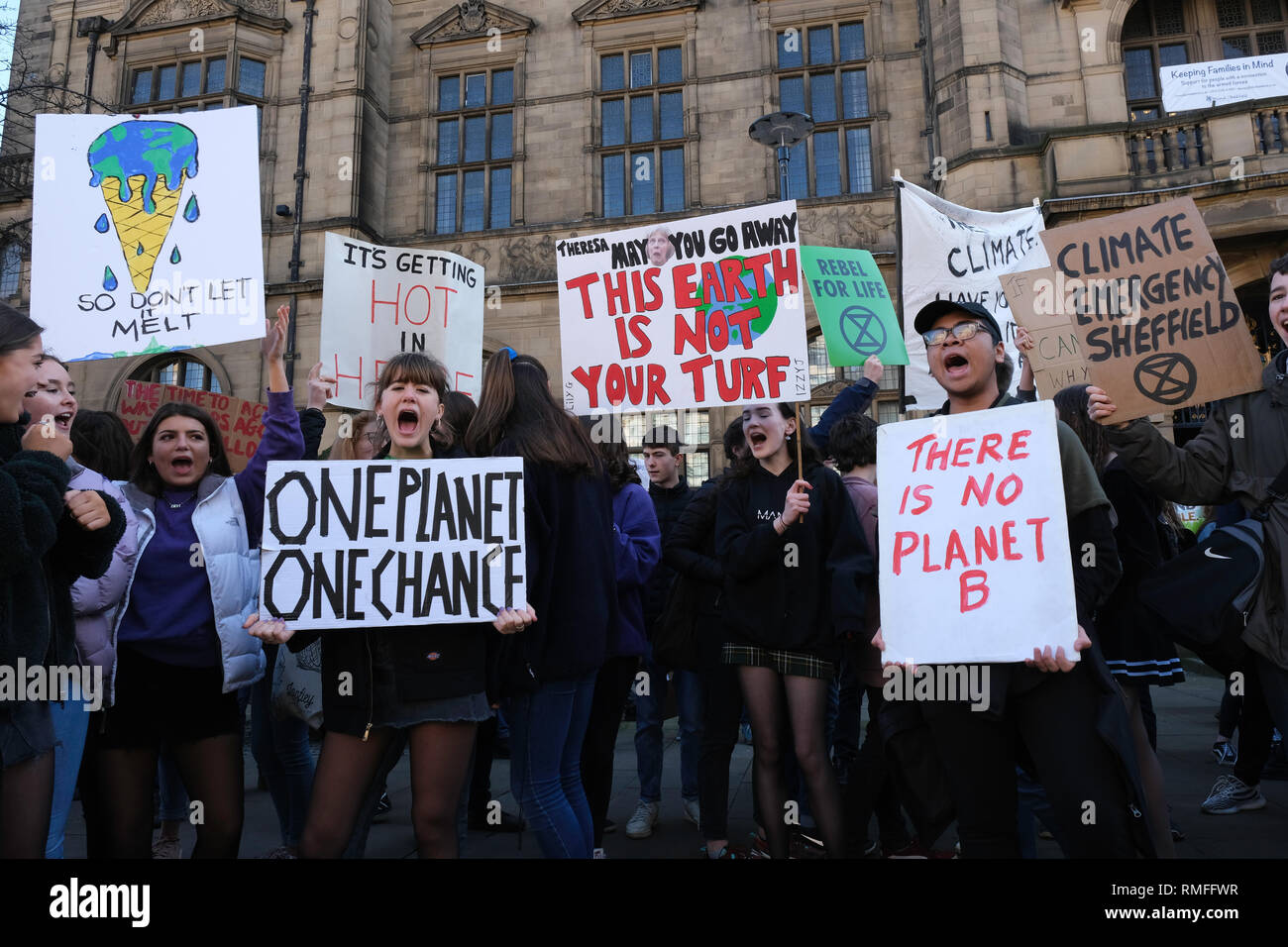 Sheffield, Royaume-Uni. Feb 15, 2019. Les élèves de l'école ont quitté l'école pour rejoindre un rassemblement organisé par des jeunes 4 Grève Le climat à Sheffield City Hall. Suivant l'exemple du Greta Thunberg les élèves sont frappant de protester contre le manque d'action politique visant à atténuer le changement climatique. Crédit : Jeremy Abrahams/Alamy Live News Banque D'Images