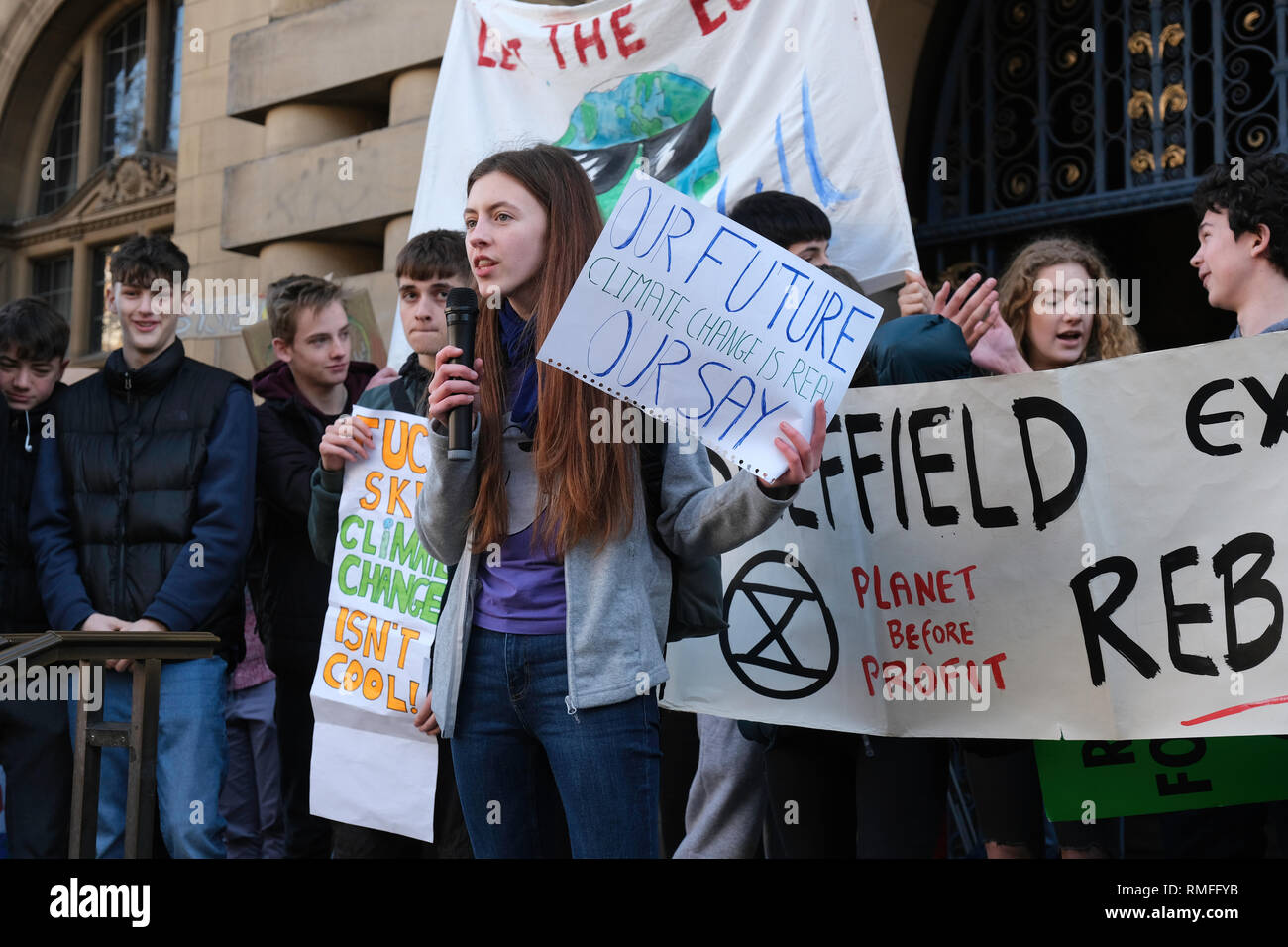 Sheffield, Royaume-Uni. Feb 15, 2019. Les élèves de l'école ont quitté l'école pour rejoindre un rassemblement organisé par des jeunes 4 Grève Le climat à Sheffield City Hall. Suivant l'exemple du Greta Thunberg les élèves sont frappant de protester contre le manque d'action politique visant à atténuer le changement climatique. Crédit : Jeremy Abrahams/Alamy Live News Banque D'Images