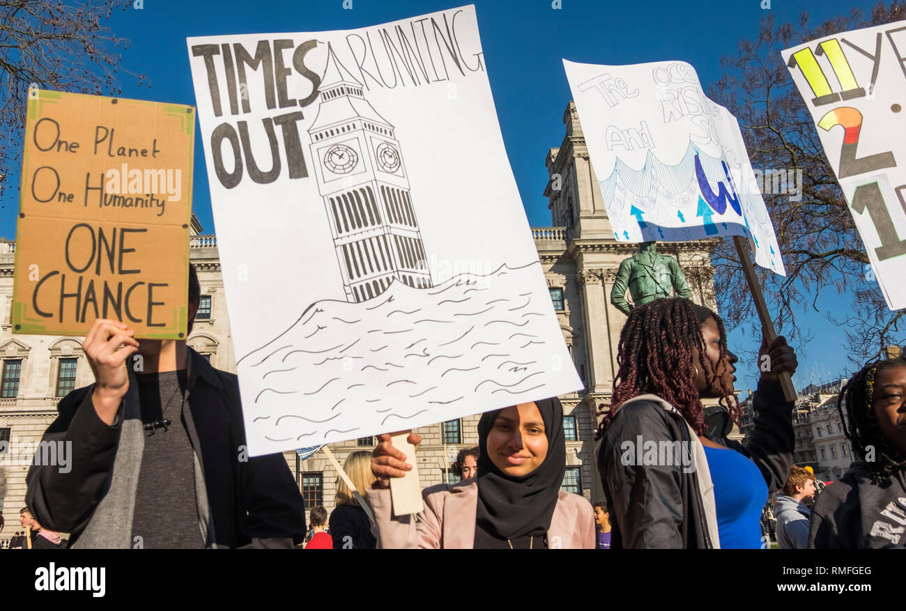 La place du parlement, Londres, Royaume-Uni. 15 Février, 2019. Des milliers d'étudiants quittent pour protester contre les classes de gouvernement de prendre des mesures d'urgence sur le changement climatique dans la grève des jeunes 4 démo climatique du Parlement à Westminster en carré soleil du printemps. Credit : Malcolm Park/Alamy Live News. Banque D'Images