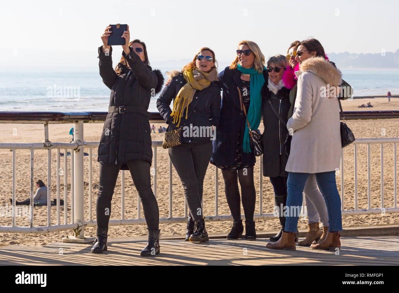 Bournemouth, Dorset, UK. Feb 15, 2019. Météo France : belle chaude journée ensoleillée à Bournemouth en tant que visiteurs, chef de la mer pour profiter du soleil sur les plages de Bournemouth. Credit : Carolyn Jenkins/Alamy Live News Banque D'Images