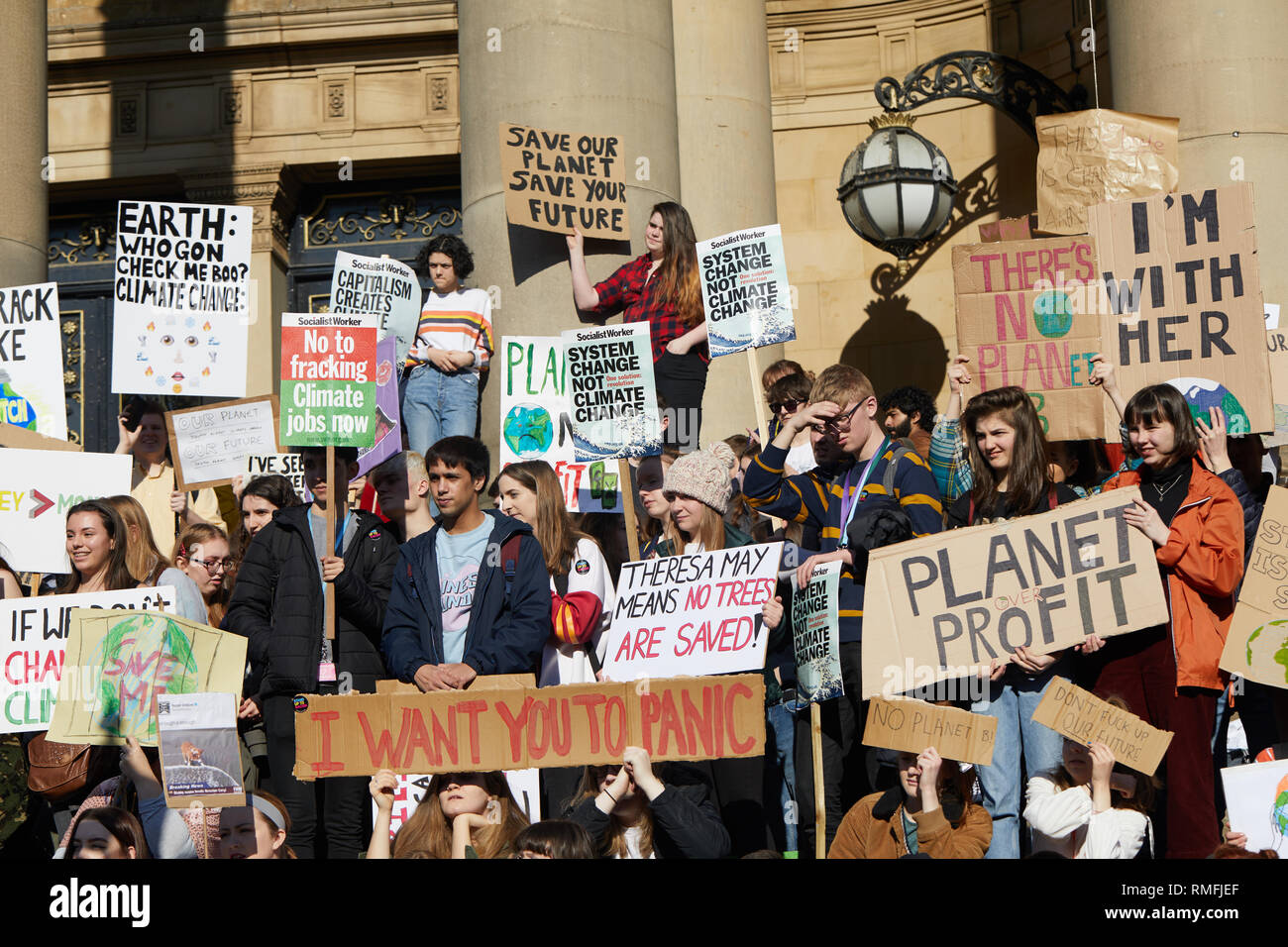 Leeds, UK. Feb 15, 2019. Les jeunes qui protestaient devant l'Hôtel de ville de Leeds au cours d'une grève nationale sur le changement climatique journée d'action. Crédit : Kevin J. Frost/Alamy Live News Banque D'Images