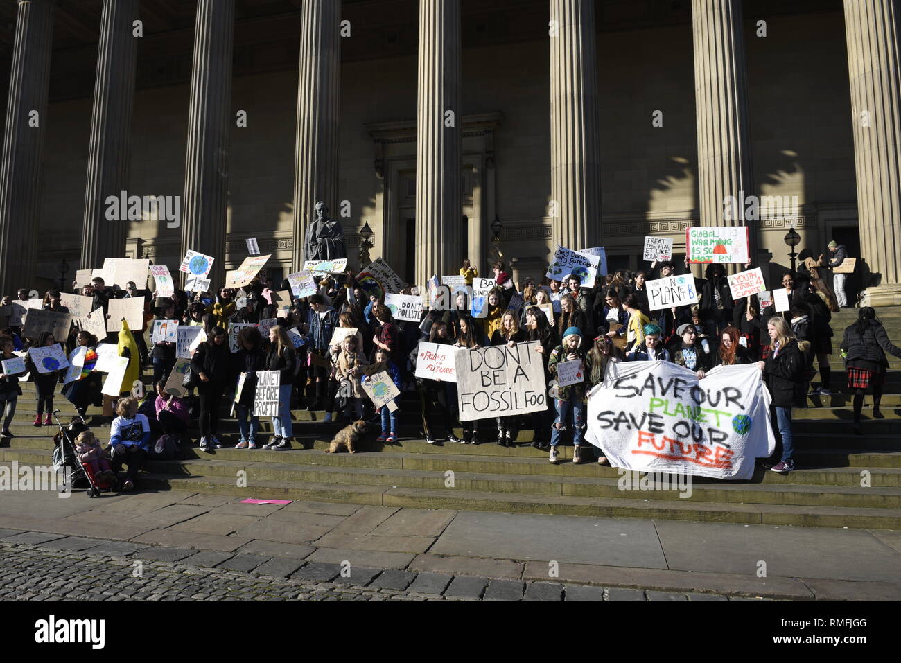 Liverpool, UK, vendredi 15 février 2019, grève des étudiants organisé par un mouvement de la base élèves, climat étudiant britannique et les écoles du Réseau Action Climat 4 avec des drapeaux et des pancartes sur St George's Plateau, centre-ville de Liverpool. Crédit David J Colbran / Alamy Live News Banque D'Images