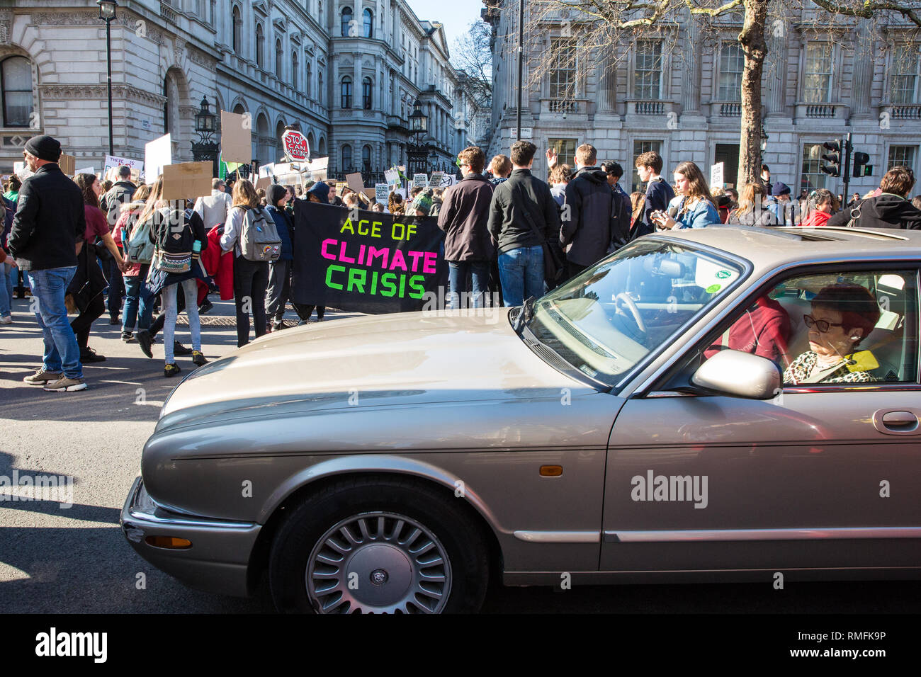 Londres, Royaume-Uni. 15 Février, 2019. Des milliers d'étudiants prennent part à un YouthStrike4climat pour les jours. Après avoir rassemblé dans la place du Parlement, les étudiants bloqué les rues autour de Westminster. Grève des événements impliquant des écoles du Royaume-Uni ont été organisées par le Réseau étudiant britannique et le Royaume-Uni Youth Climate Coalition pour exiger que le gouvernement déclare une urgence climatique et prendre des mesures positives pour régler la crise climatique, y compris en mettant la question dans le cadre du programme scolaire. Credit : Mark Kerrison/Alamy Live News Banque D'Images