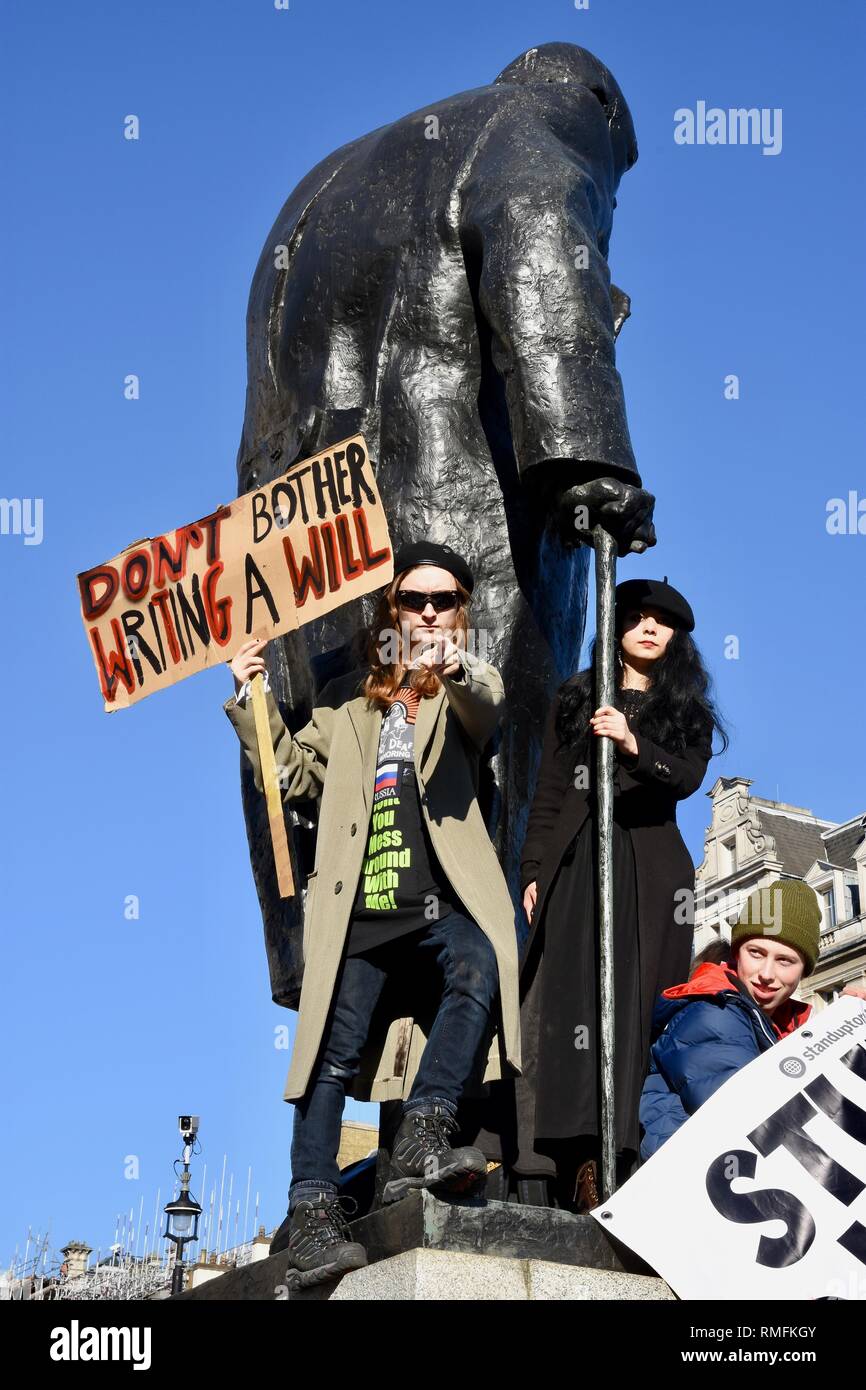 15 février 2019. De jeunes manifestants ont grimpé sur la statue de Churchill, la manifestation sur le changement climatique, la place du Parlement, Londres. Crédit au Royaume-Uni : michael melia/ Alay Live News Banque D'Images