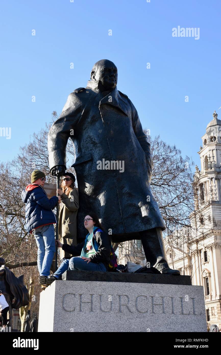 Londres, Royaume-Uni. Feb 15, 2019. Jeunes manifestants a grimpé sur la statue de Churchill, le changement climatique protester,Place du Parlement,London.UK Crédit : michael melia/Alamy Live News Banque D'Images