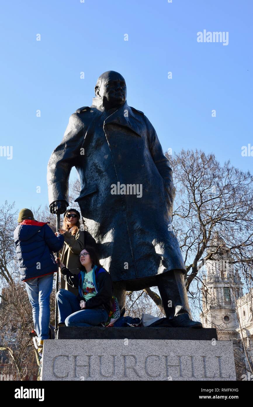 Londres, Royaume-Uni. Feb 15, 2019. Jeunes manifestants a grimpé sur la statue de Churchill, le changement climatique protester,la place du Parlement, Londres UK Crédit : michael melia/Alamy Live News Banque D'Images