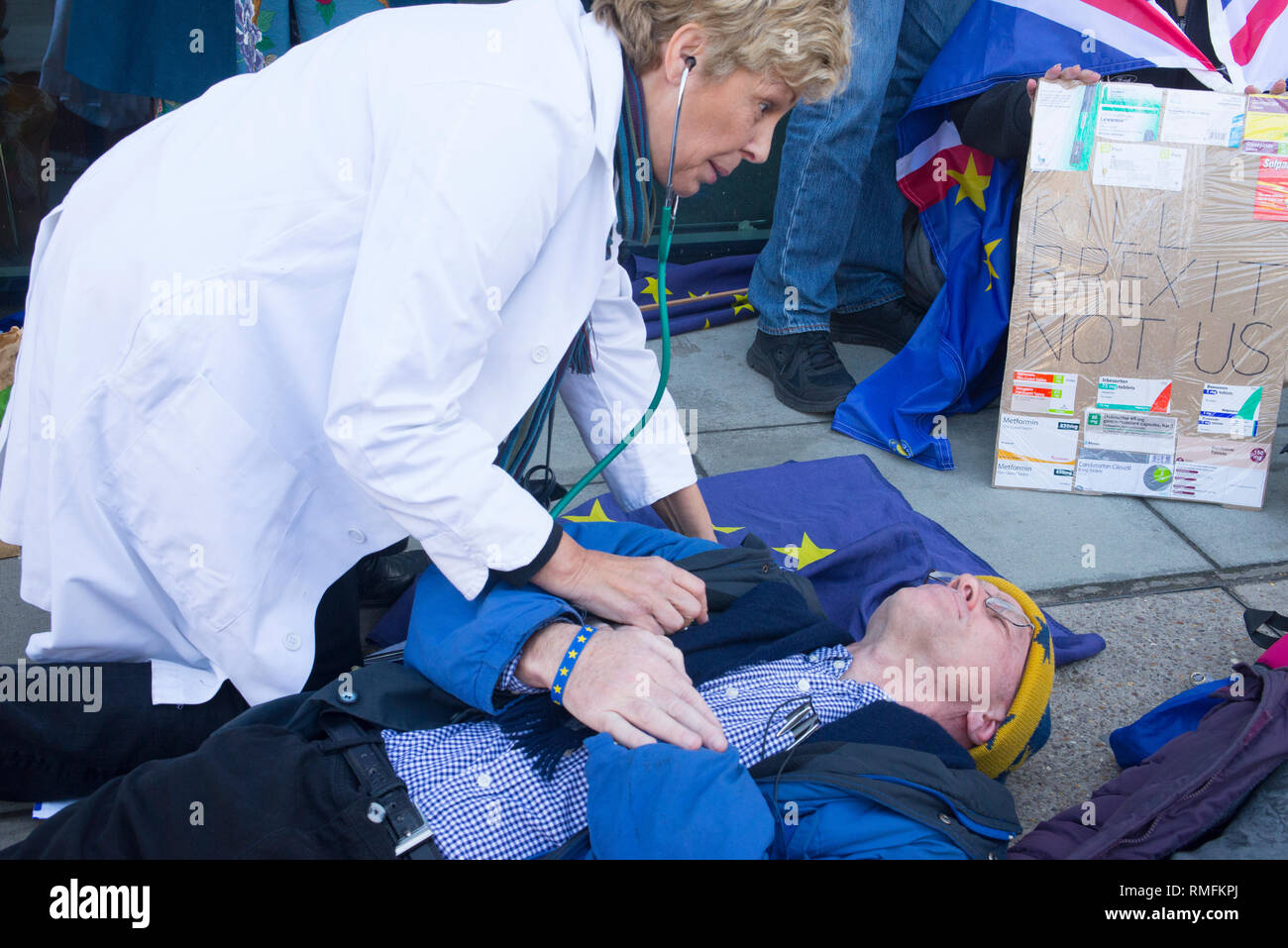 Londres, Royaume-Uni. Feb 15, 2019. Pas à mort par des militants d'un Brexit stade stunt hors Dept de la Santé et des services sociaux s'opposant à l'administration centrale l'absence d'orientations claires que les fournitures médicales seront maintenus après Brexit. La voltige a été gens de feuilles de sacs se trouvant à l'extérieur de l'entrée à 39 Victoria Street, London SW1 Crédit : Bruce Tanner/Alamy Live News Banque D'Images