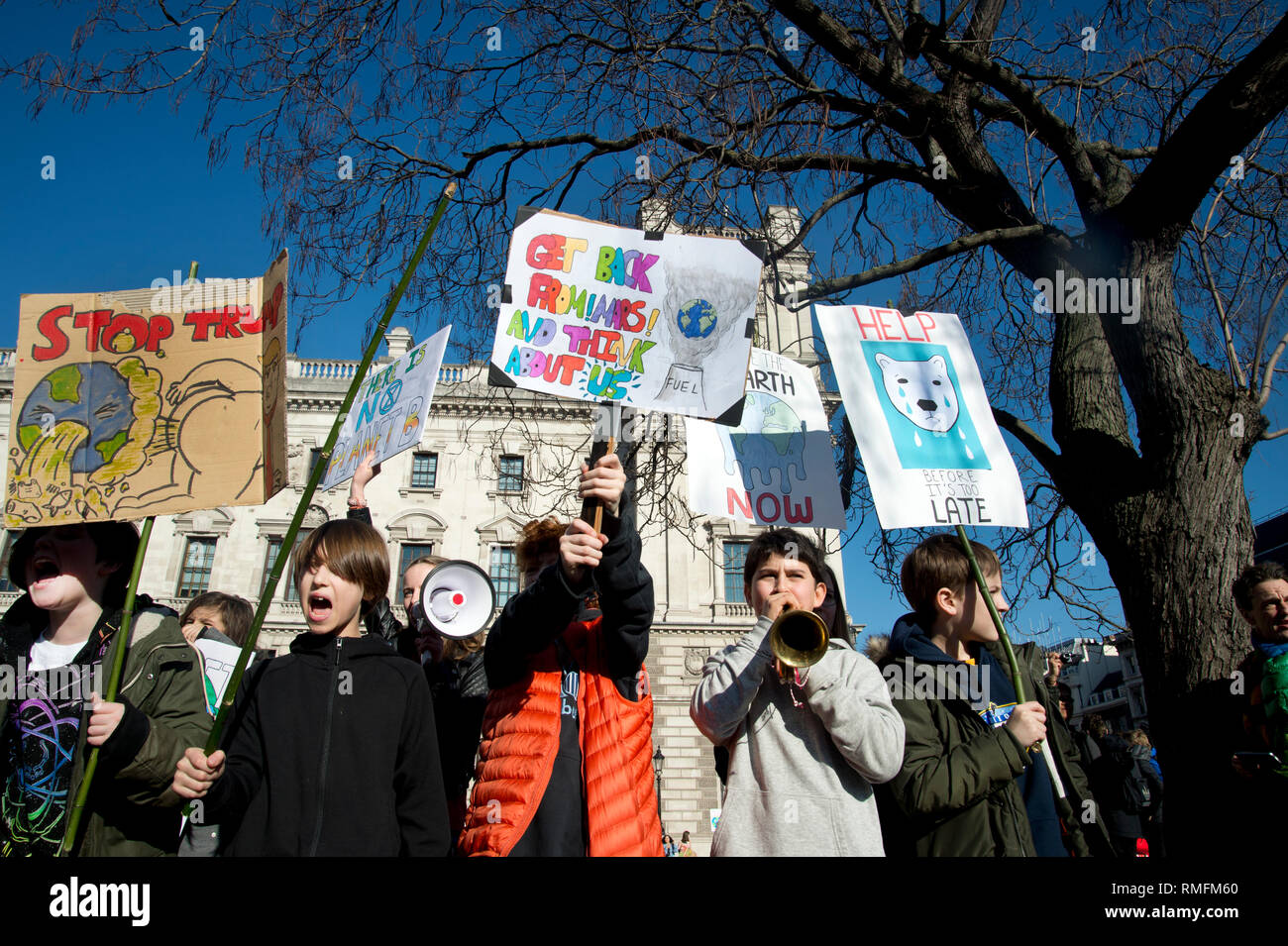 Londres, Royaume-Uni. Feb 15, 2019. Des milliers d'écoliers et de jeunes dans le Royaume-Uni ont pris part à des grèves climatique, la marche de l'école pour protester contre l'inaction du gouvernement sur le changement climatique dans le cadre d'une campagne mondiale de lutte contre le changement climatique.L'école des grèves ont été inspirés par les jeunes activistes suédoise Greta Thurnberg qui depuis août 2018 a manifesté le vendredi. À Londres plusieurs milliers d'enfants et d'étudiants se sont réunis à la place du Parlement, Westminster. Credit : Jenny Matthews/Alamy Live News Banque D'Images