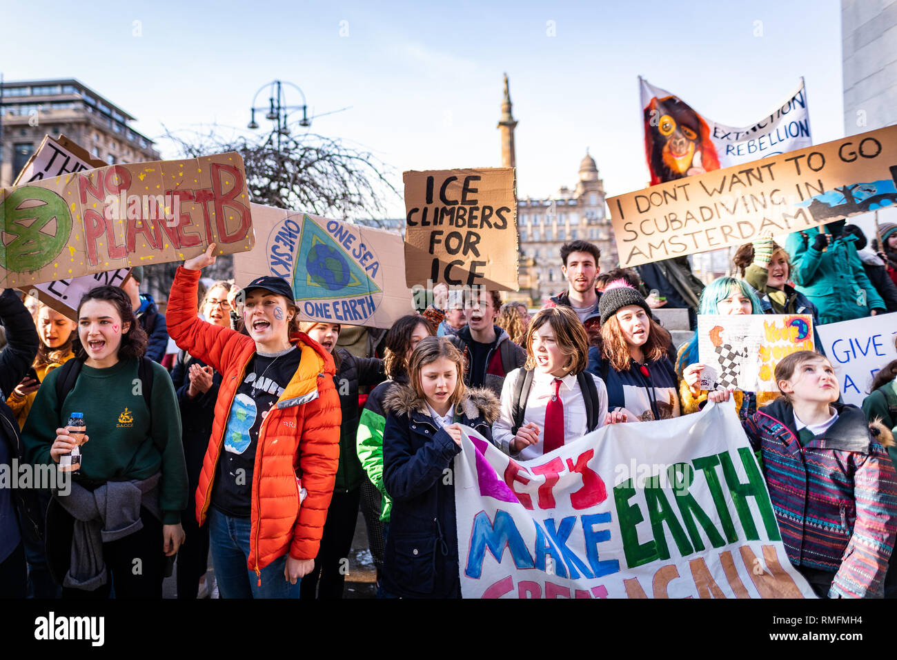 Glasgow, Royaume-Uni. 15 février 2019. Les enfants se rassembler devant Glasgow City Chambers dans le cadre de la grève de changement climatique. Des centaines d'étudiants et de lycéens à travers l'Ecosse ont pris part à cette première semaine de grève de la jeunesse à l'échelle du Royaume-Uni, invitant les gouvernements du monde entier à prendre des mesures d'urgence sur les changements climatiques. Credit : Andy Catlin/Alamy Live News Banque D'Images