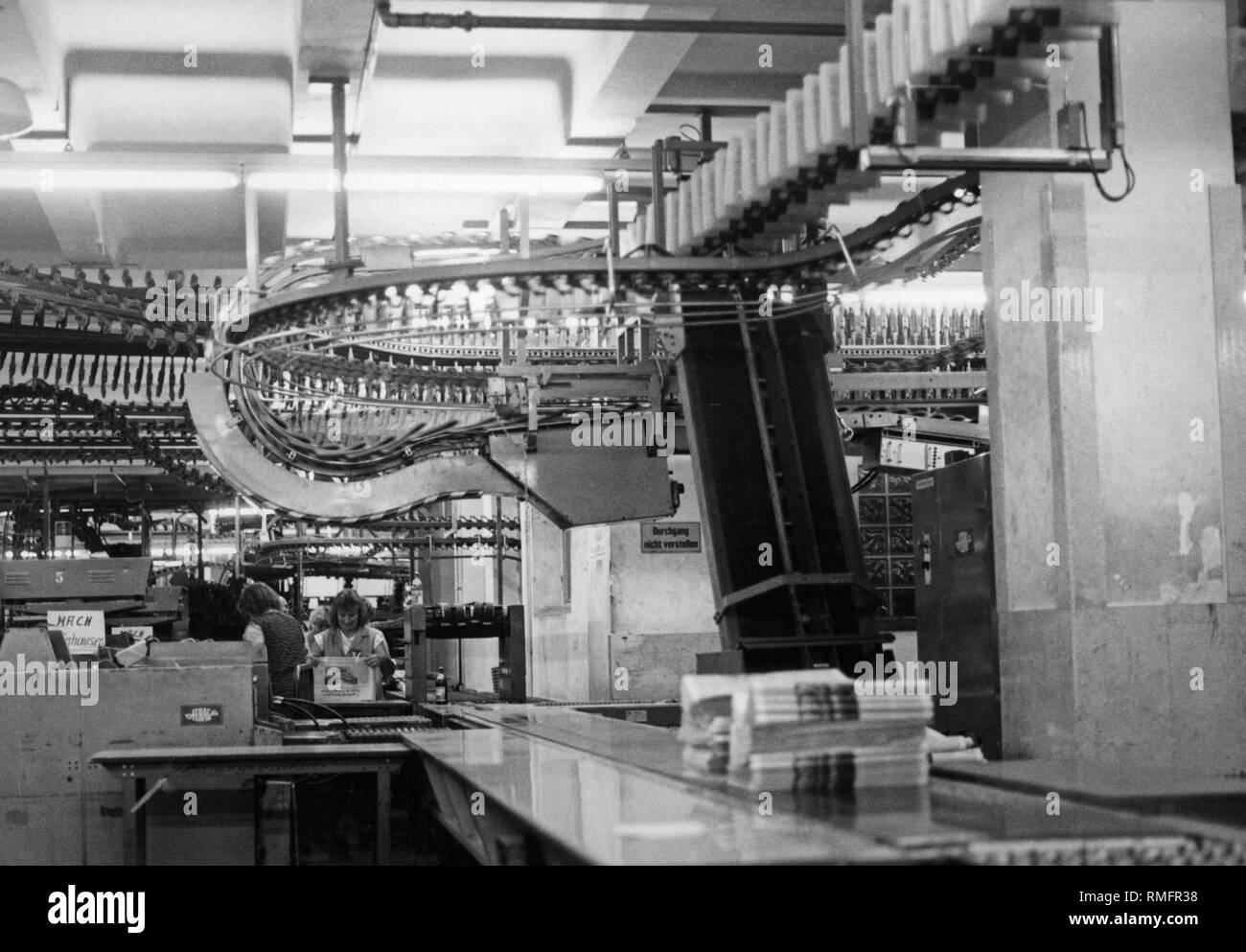 Vue sur une courroie de convoyeur transportant des journaux imprimés. La photographie a été prise lors de l'impression centre de la Sueddeutsche Verlag à Steinhausen, Munich. Banque D'Images Vue sur une courroie de convoyeur transportant des journaux imprimés. La photographie a été prise lors de l'impression centre de la Sueddeutsche Verlag à Steinhausen, Munich. Banque D'Images