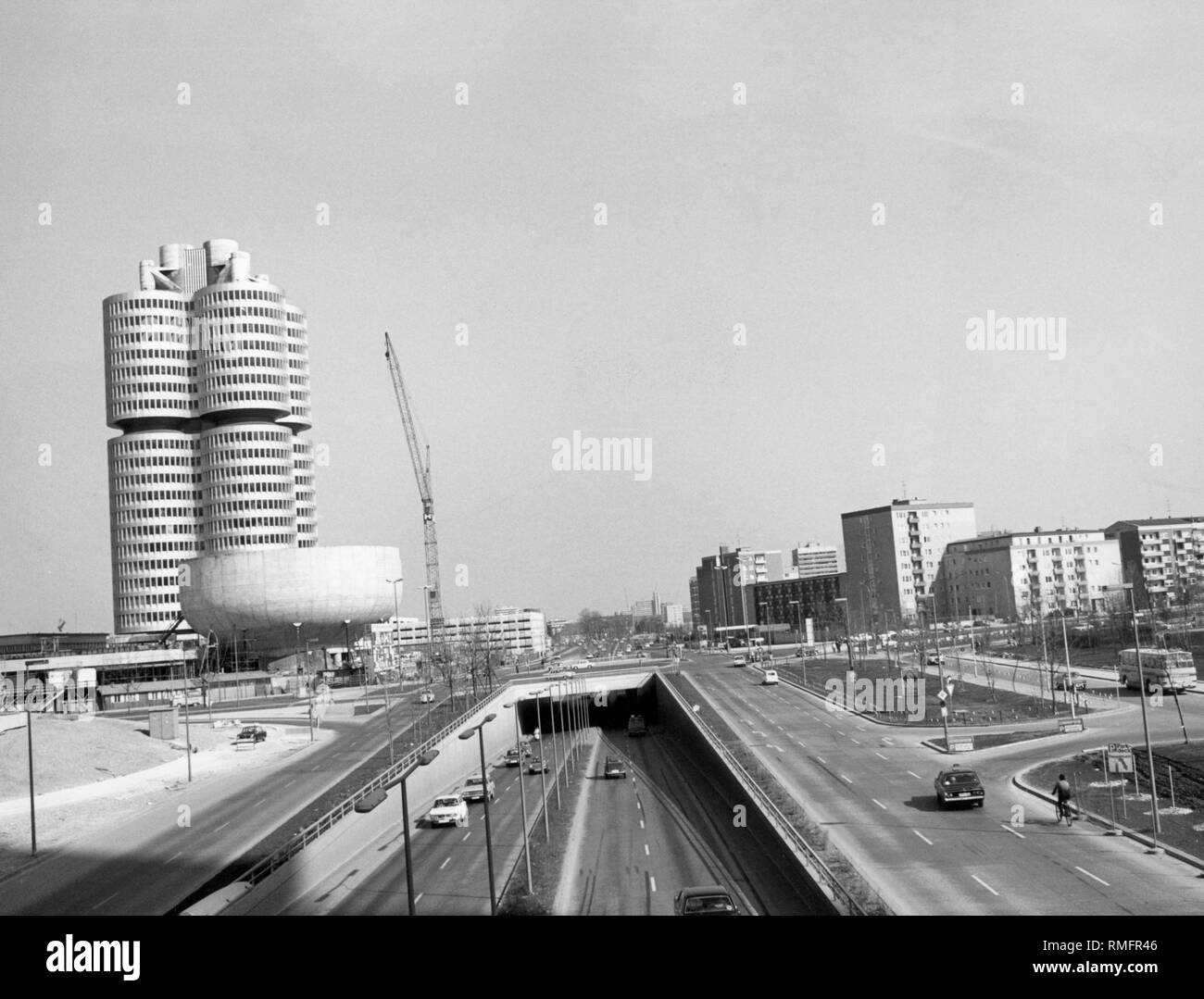 Le Mittlerer Ring du nord au cours des derniers travaux de finition. Le Petuelring au nord de Munich a été élargie au début des années 1970 dans le courant de l'été Jeux Olympiques. Dans l'arrière-plan est la nouvelle caractéristique de BMW (BMW Vierzylinder quatre cylindres) dans lequel est situé le siège social du constructeur. La grue à l'points probablement les récents travaux sur le bâtiment, qui a été inauguré au printemps 1973. Banque D'Images