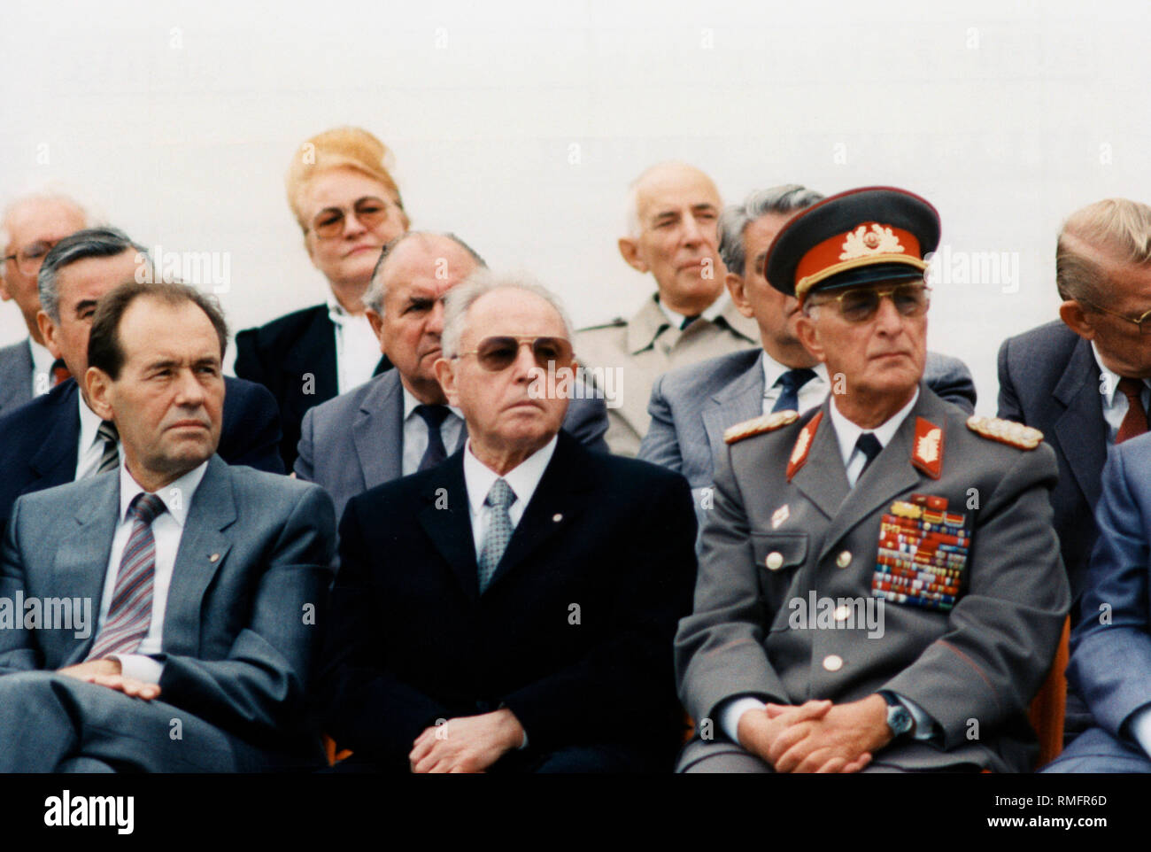 Joachim Herrmann, membre du Politburo du chef de la Stasi Erich Mielke, et le ministre de la Défense, le général d'armée Heinz Kessler (front de gauche) devant un rassemblement de masse sur Bebelplatz dans Unter den Linden Strasse. Banque D'Images