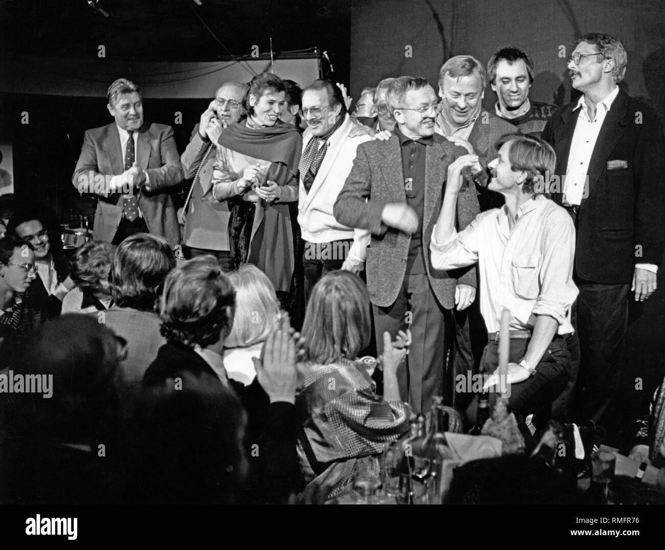 Sur le 30e anniversaire de l'Muenchner Lach- und Schiessgesellschaft, présents et anciens membres ont organisé une jam session. Parmi d'autres (de droite à gauche) : Henning Venske, vraisemblablement Bernd Stephan (à genoux), Bruno Jonas, Rainer Basedow, Hans Juergen Diedrich, Dieter Hildebrandt (derrière, légèrement dissimulé), inconnu, Susanne Czeps, Klaus Peter Schreiner et Juergen Scheller (extrême gauche). Banque D'Images
