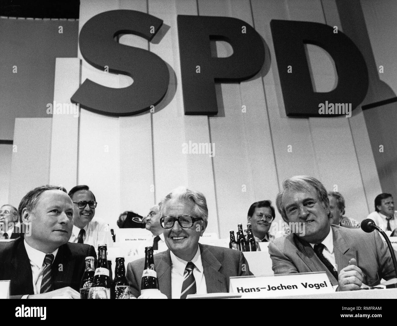 La direction du SPD au congrès du parti dans la Halle Muensterland (de gauche à droite) : Le Ministre Président de la sarre Oskar Lafontaine, président de partie Hans-Jochen VOGEL et Ministre Président de Rhénanie du Nord-Westphalie Johannes Rau. Dans l'arrière-plan, entre Hans Lafontaine et Vogel, Hans Eichel (à gauche) et Horst Ehmke. À l'arrière sur la droite, Gerhard Schroeder. Banque D'Images