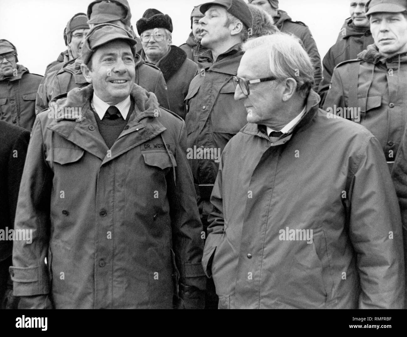 Le Secrétaire général de l'OTAN, Lord Carrington (à droite) avec le Ministre allemand de la Défense, M. Manfred Wörner, lors d'une visite à une unité de la Bundeswehr. Banque D'Images