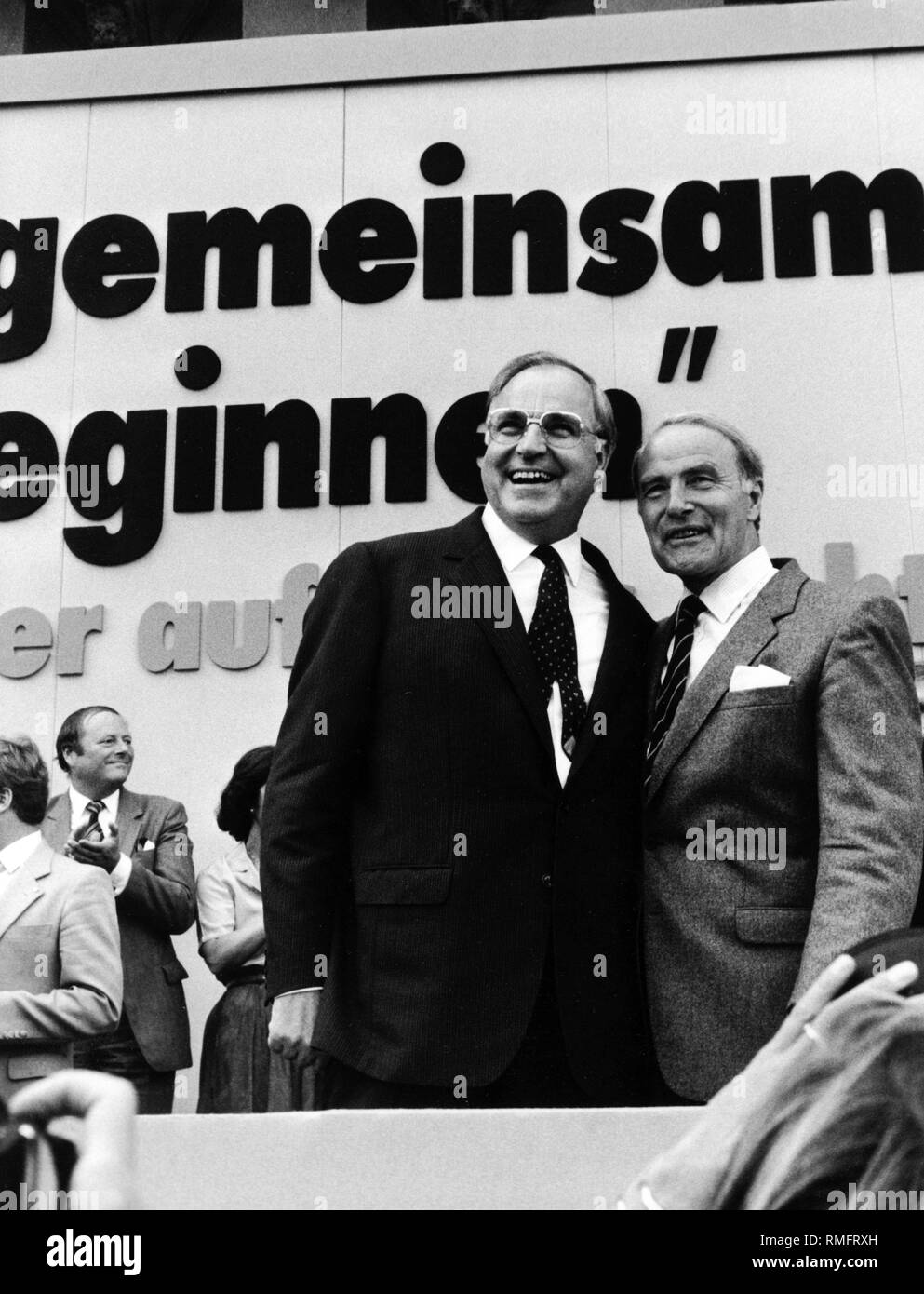 Le parti fédéral président de la CDU Helmut Kohl apparaît sur scène avec Alfred Dregger lors d'une réunion de la campagne pour l'élection parlementaire de la CDU en Hesse. Banque D'Images