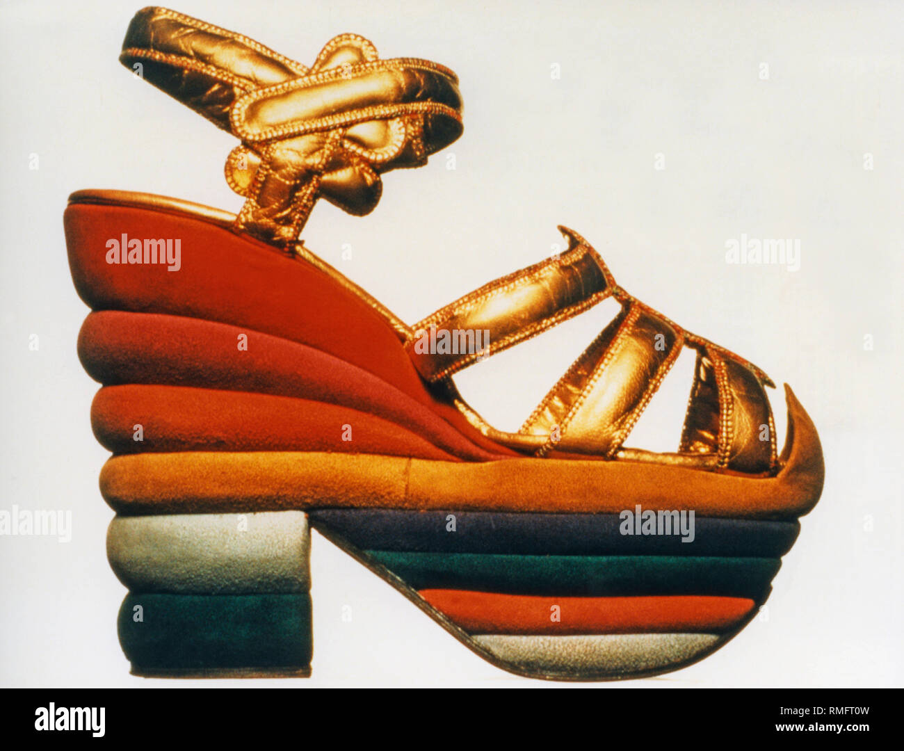 Créateur de chaussures italiennes de Salvatore Ferragamo a conçu le  'Rainbow' sandales pour l'actrice Judy Garland. La sandale plate-forme est  fait de cuir de chèvre avec une seule couche de liège et