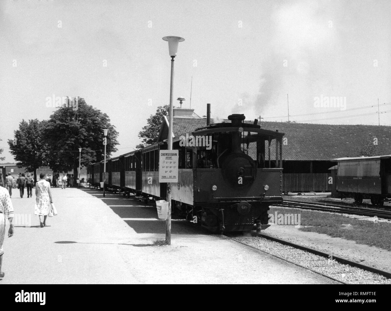 Train du chemin de fer à voie étroite à la gare. Le chemin de fer à voie étroite est la plus ancienne gare de Bavière, datant de 1887. Il opère toujours entre stock et Prien am Chiemsee. Banque D'Images