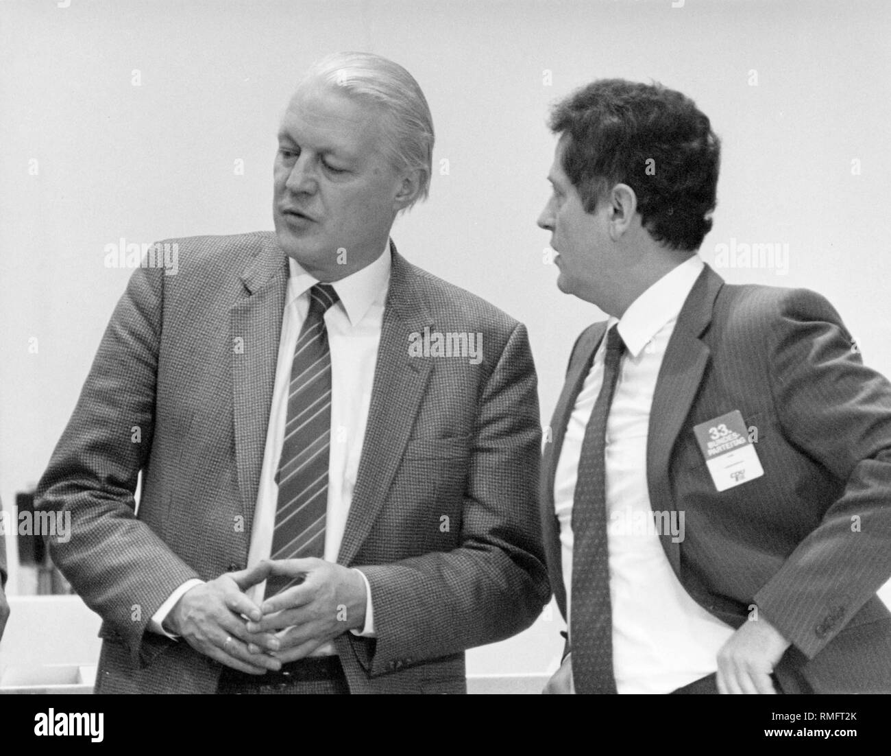 Gerhard Stoltenberg et Uwe Barschel lors de la convention du parti de la CDU à Berlin. Banque D'Images