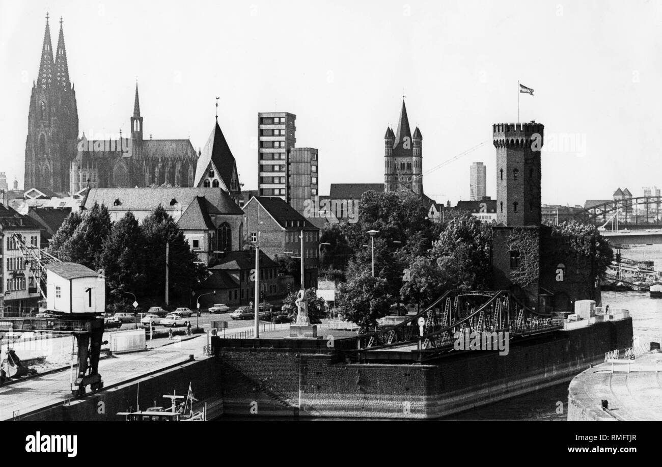 Avis de Cologne en juillet 1979. Les églises et les tours de gauche : la cathédrale de Cologne, Saint Maria Lyskirchen, Grande Eglise Saint-Martin, Malakoffturm. Banque D'Images