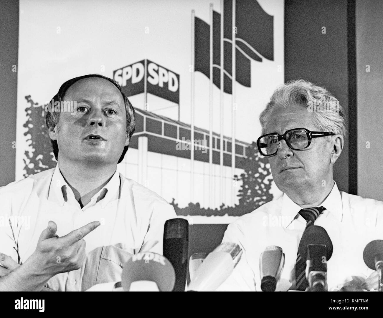 Le Ministre Président de la Sarre, Oskar Lafontaine (à gauche) et le chef du parti SPD Hans-Jochen VOGEL lors d'une conférence de presse de la DSF. Banque D'Images