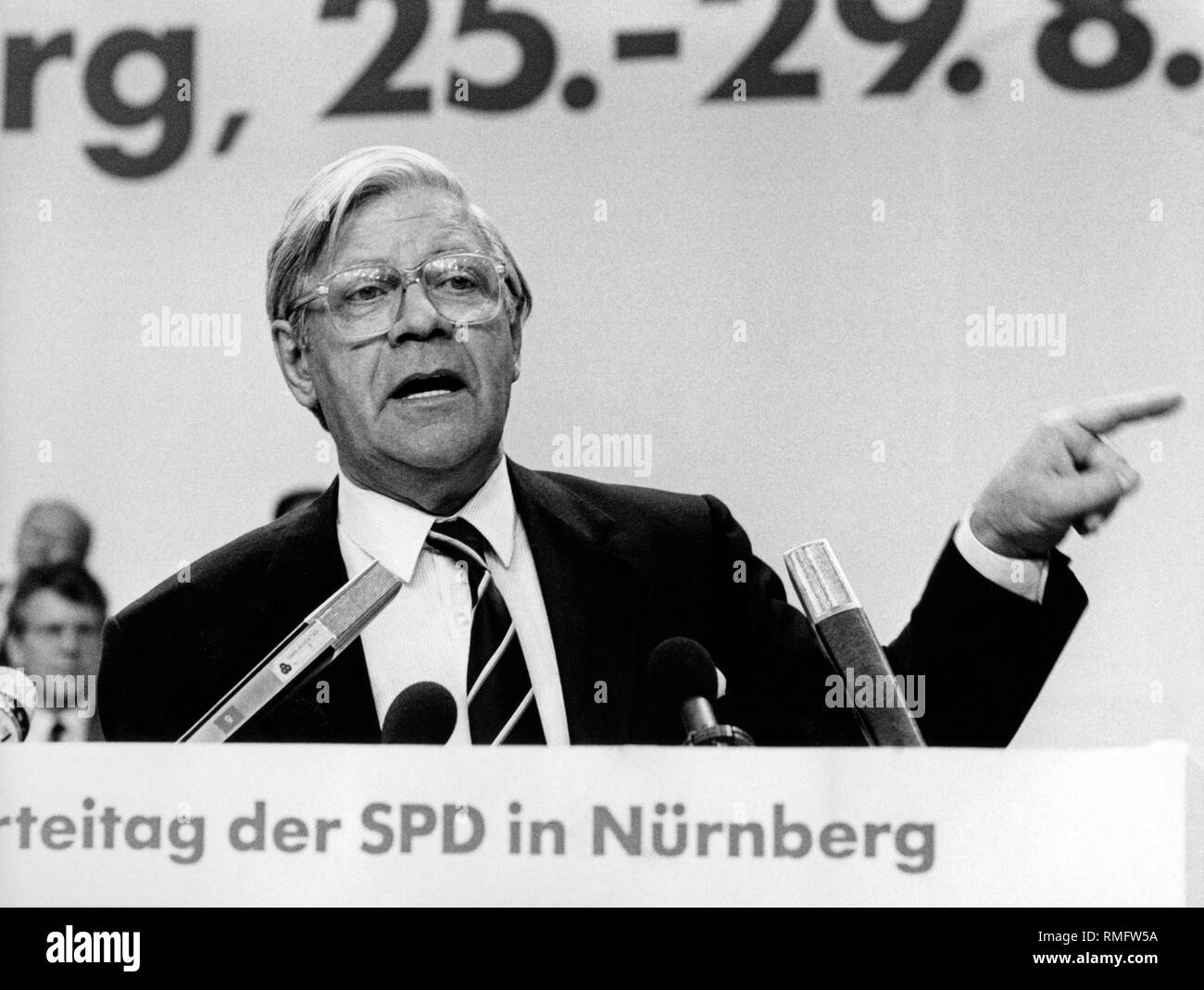 Helmut Schmidt donne un discours lors de la congrès du parti fédéral du SPD à Nuremberg. Banque D'Images