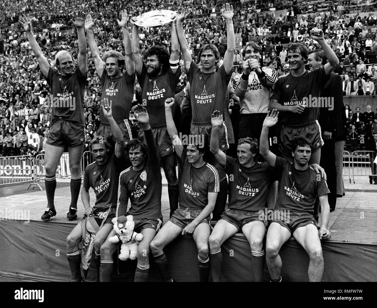 L'équipe du Bayern Munich après avoir remporté le championnat allemand de football avec le trophée de championnat, de gauche ci-dessus, Hoeness, Rummenigge, Breitner, Augenthaler, Jungshans et Dremmler, rangée inférieure de gauche à droite : Weiner, Horsmann, Jansen, Duernberger et Niedermayer. Banque D'Images