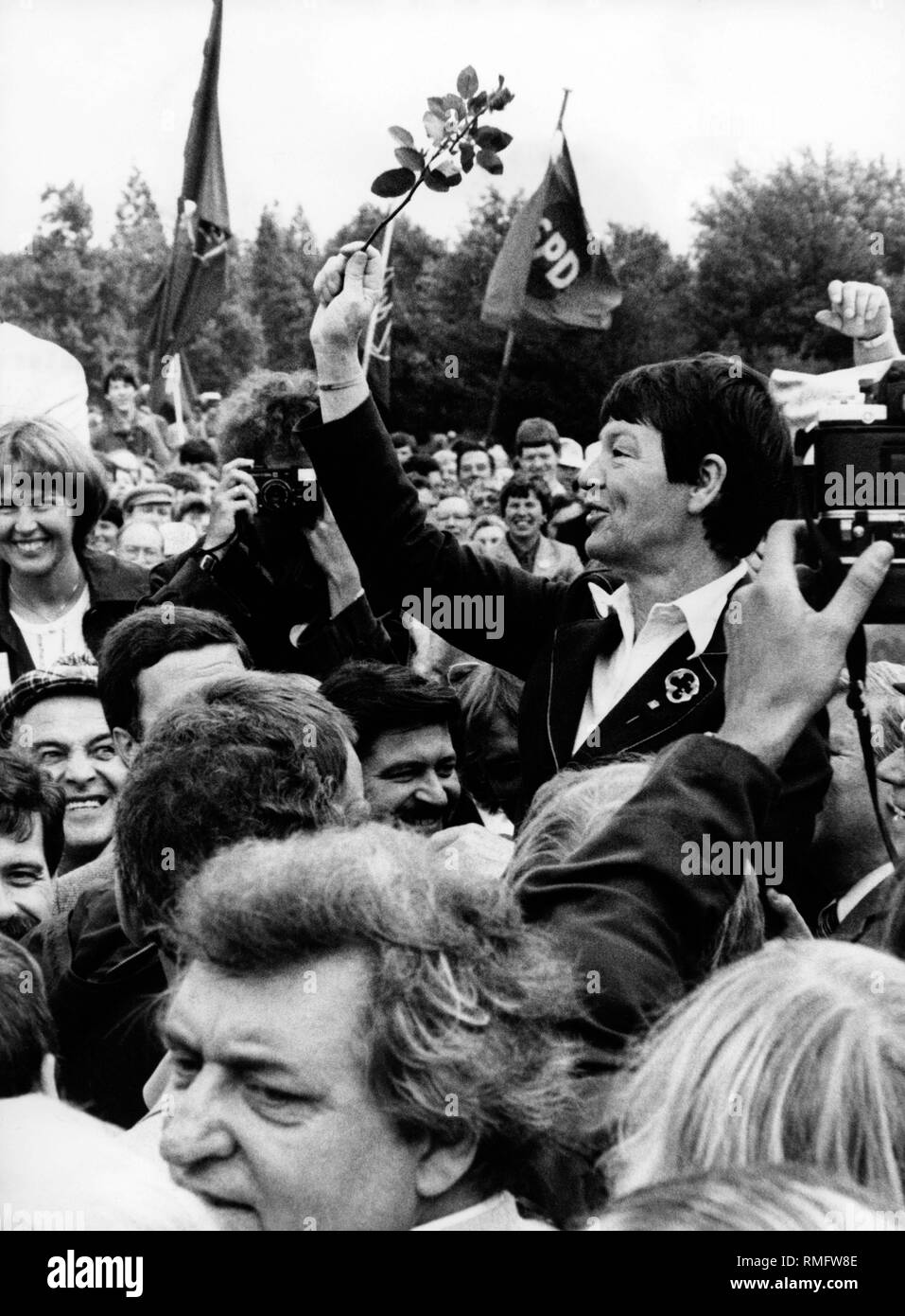Loki Schmidt, l'épouse de Chancelier fédéral Helmut Schmidt, avec une fleur dans sa main, est entouré par une foule de personnes au cours de la campagne électorale. Banque D'Images
