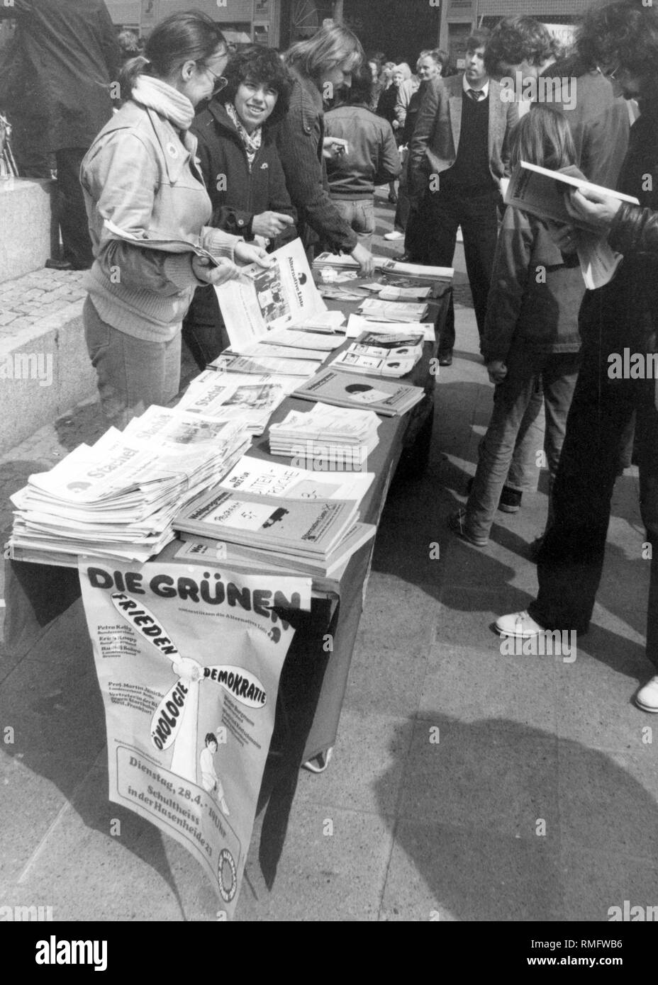Cette photo montre un stand d'information de l'Alternatives dans un quartier de Berlin, il fusionna dans le parti de l'Alliance de l'Alliance 90 / Les Verts. Banque D'Images