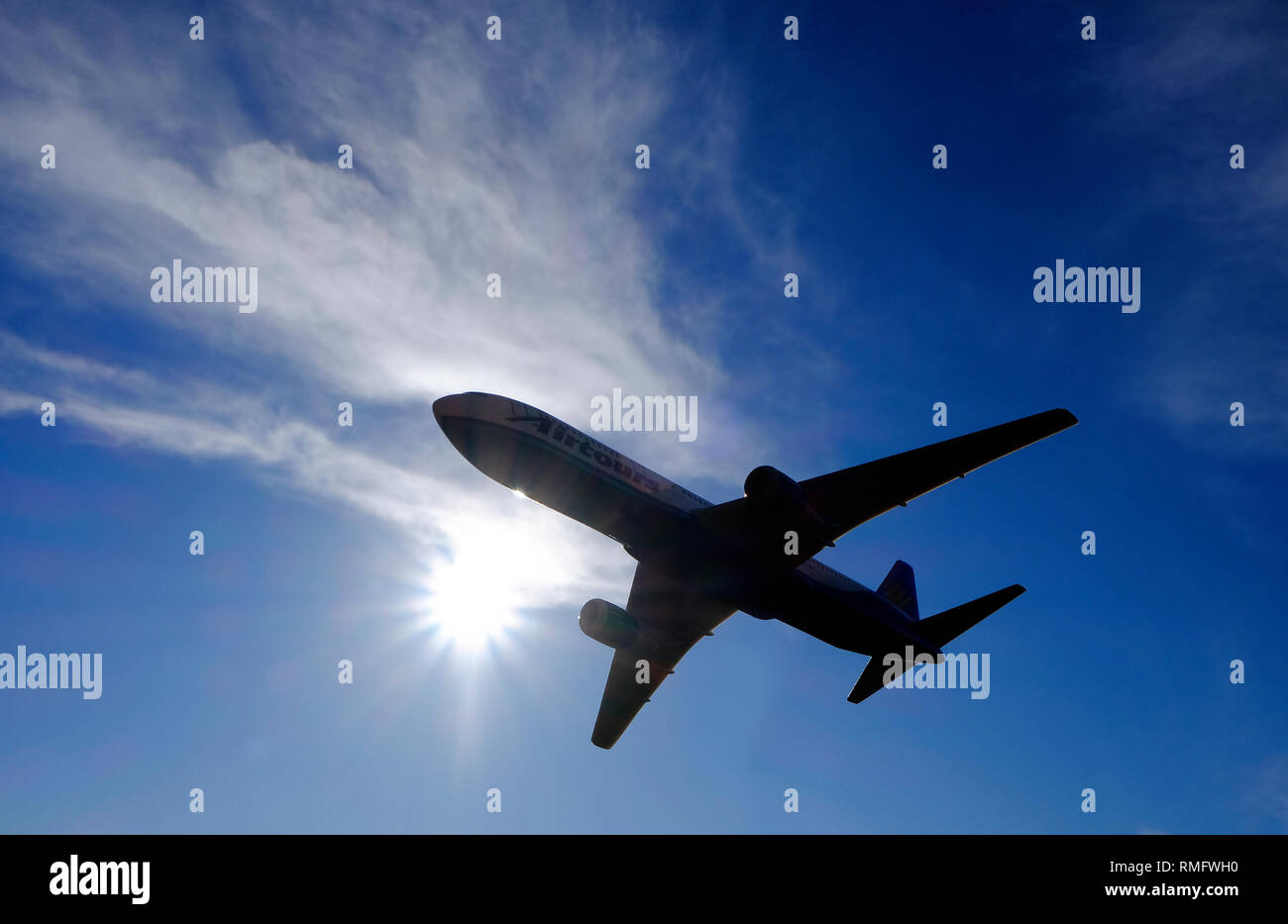 Avion de ligne commerciaux en vol sur fond de ciel bleu Banque D'Images