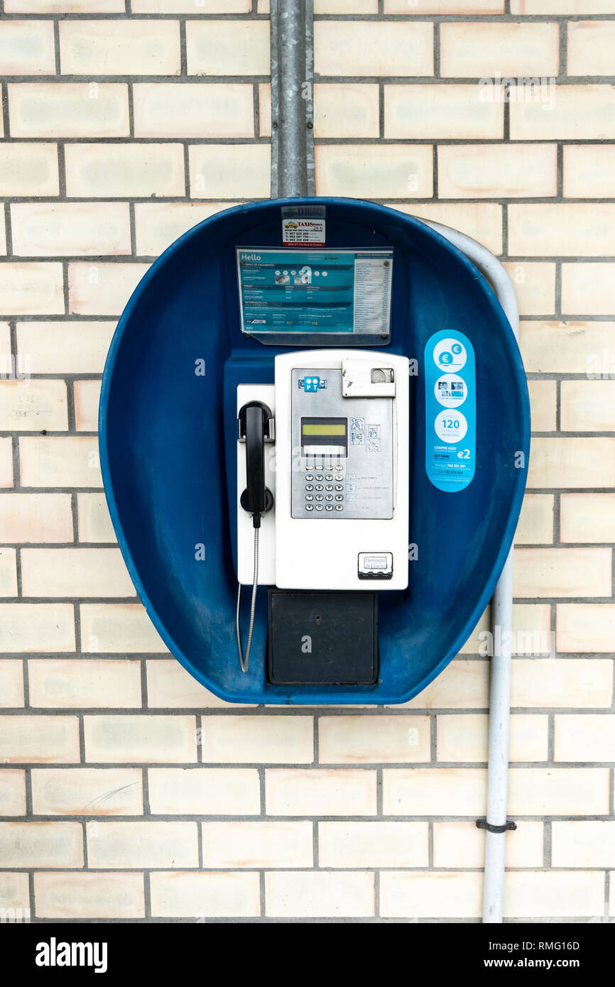 Téléphone Vintage cabine sur mur de briques. Portugal Telecom Banque D'Images