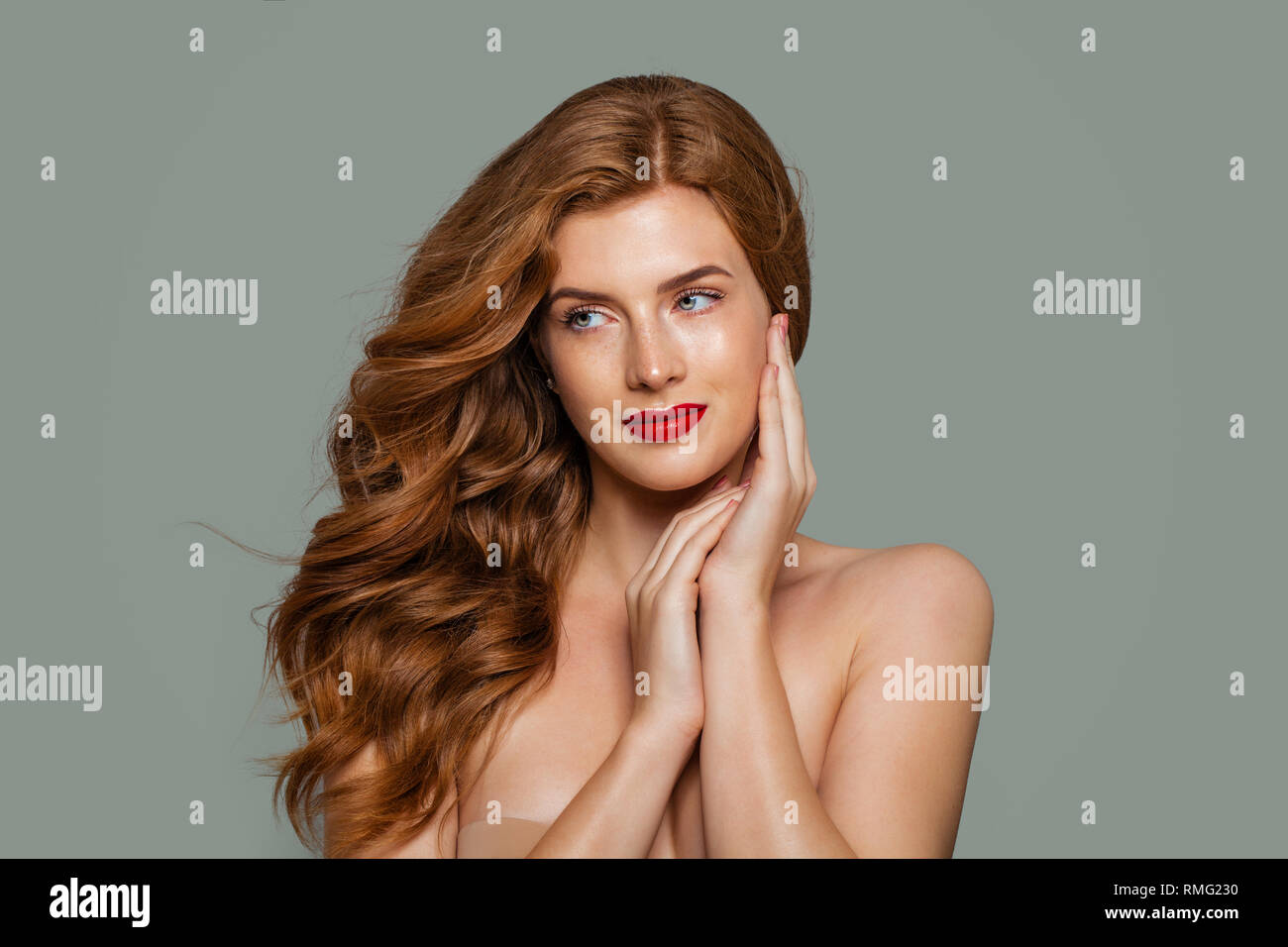 Fille de la tête rouge. Beaux Cheveux gingembre rouge et lèvres maquillage. Portrait de femme aux cheveux rouge parfait Banque D'Images