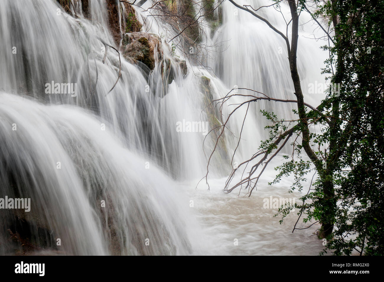 Haut incroyable chute en cascade, près de bois à Rio Cuervo, Cuenca, Espagne Banque D'Images