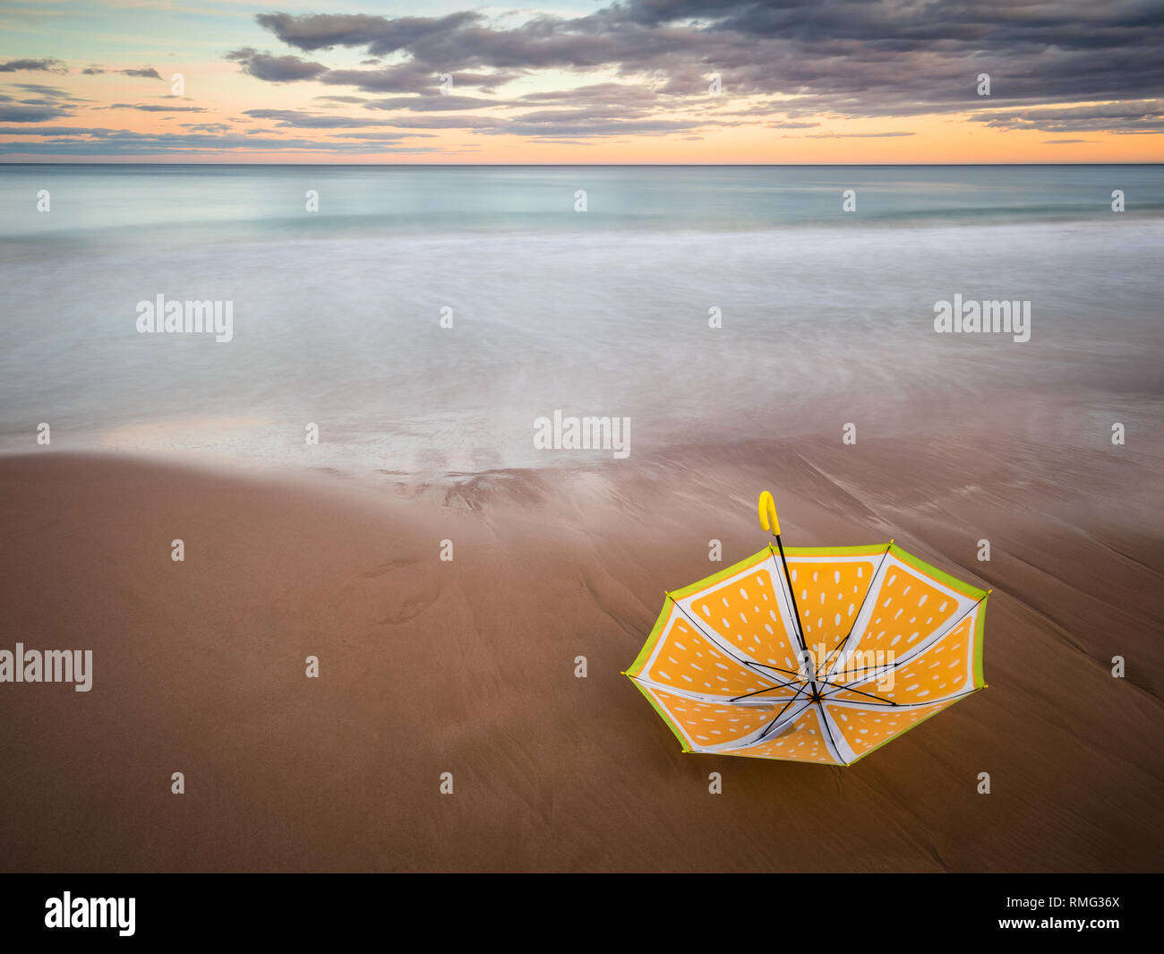 Parapluie sur beach, près de la mer Banque D'Images