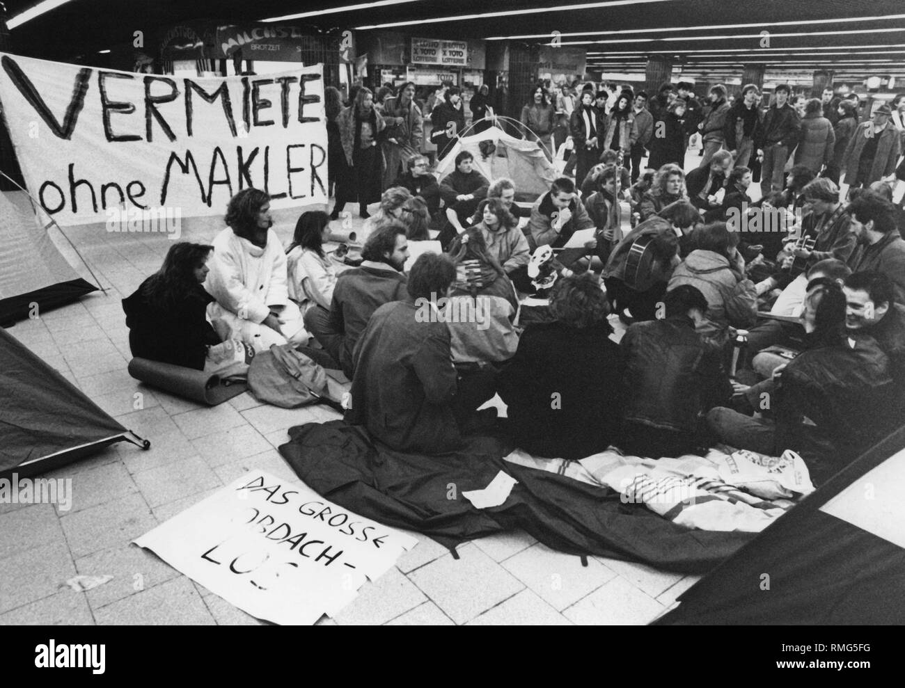 Les élèves de dormir en dessous de la Marienplatz manifestation contre trop peu d'espace de logement et les prix trop élevés. Banque D'Images