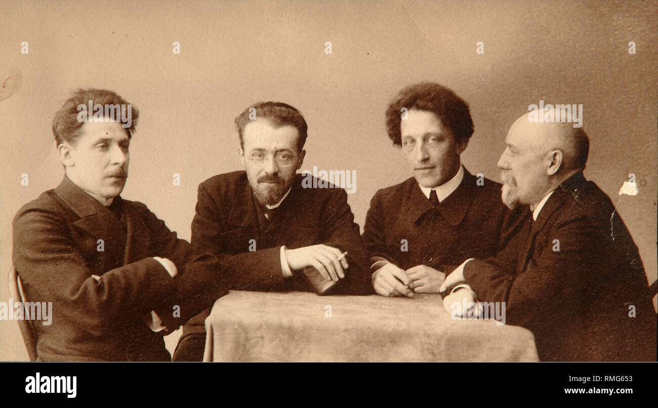 Portrait de groupe des poètes A. Blok (1880-1921), G. Chulkov (1879-1939), K. Erberg (1871-1942) et F. Sologub (1863-1927). Photographie de la gélatine d'argent Banque D'Images